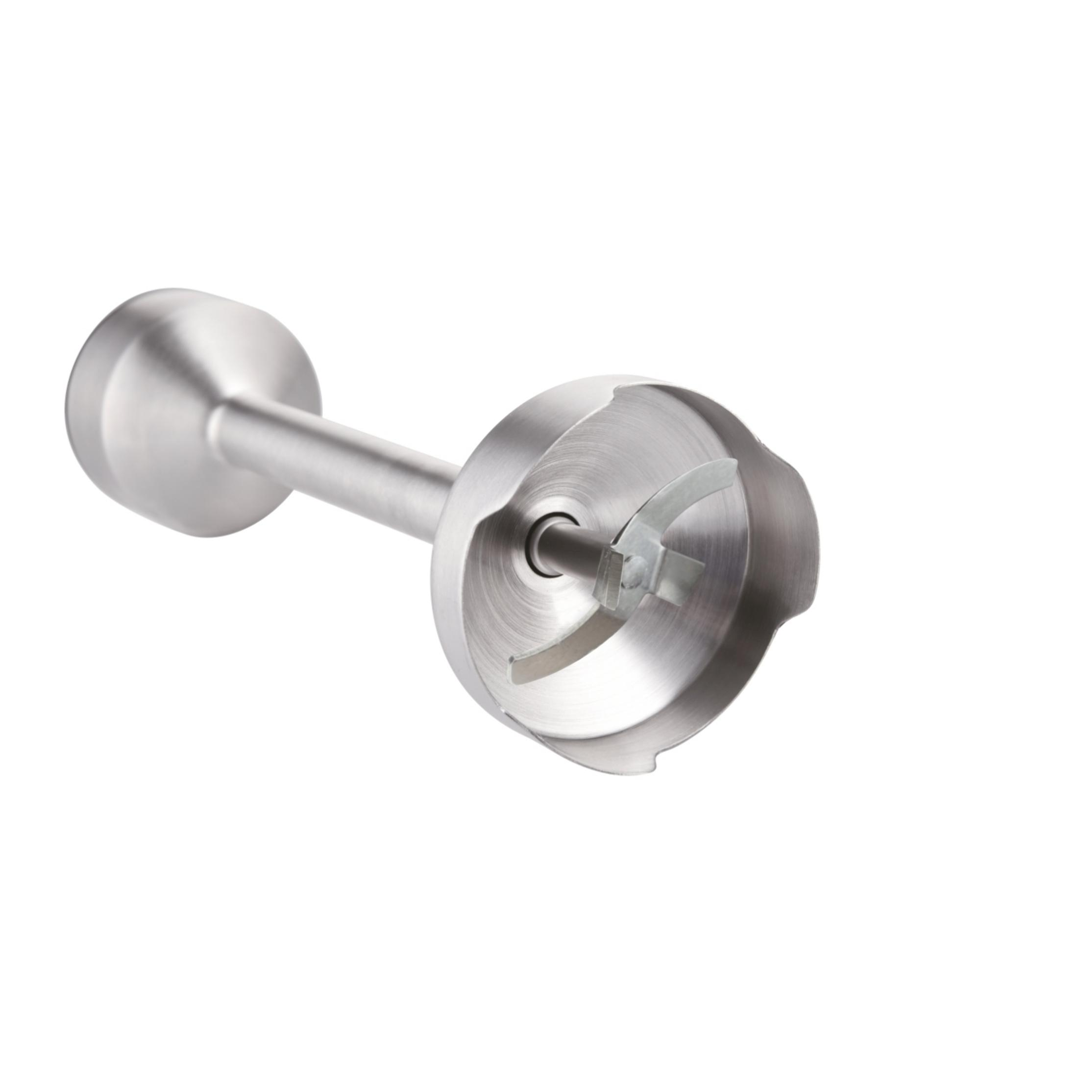 Zbliżenie metalowego blendera ręcznego z ostrzami na białym tle.