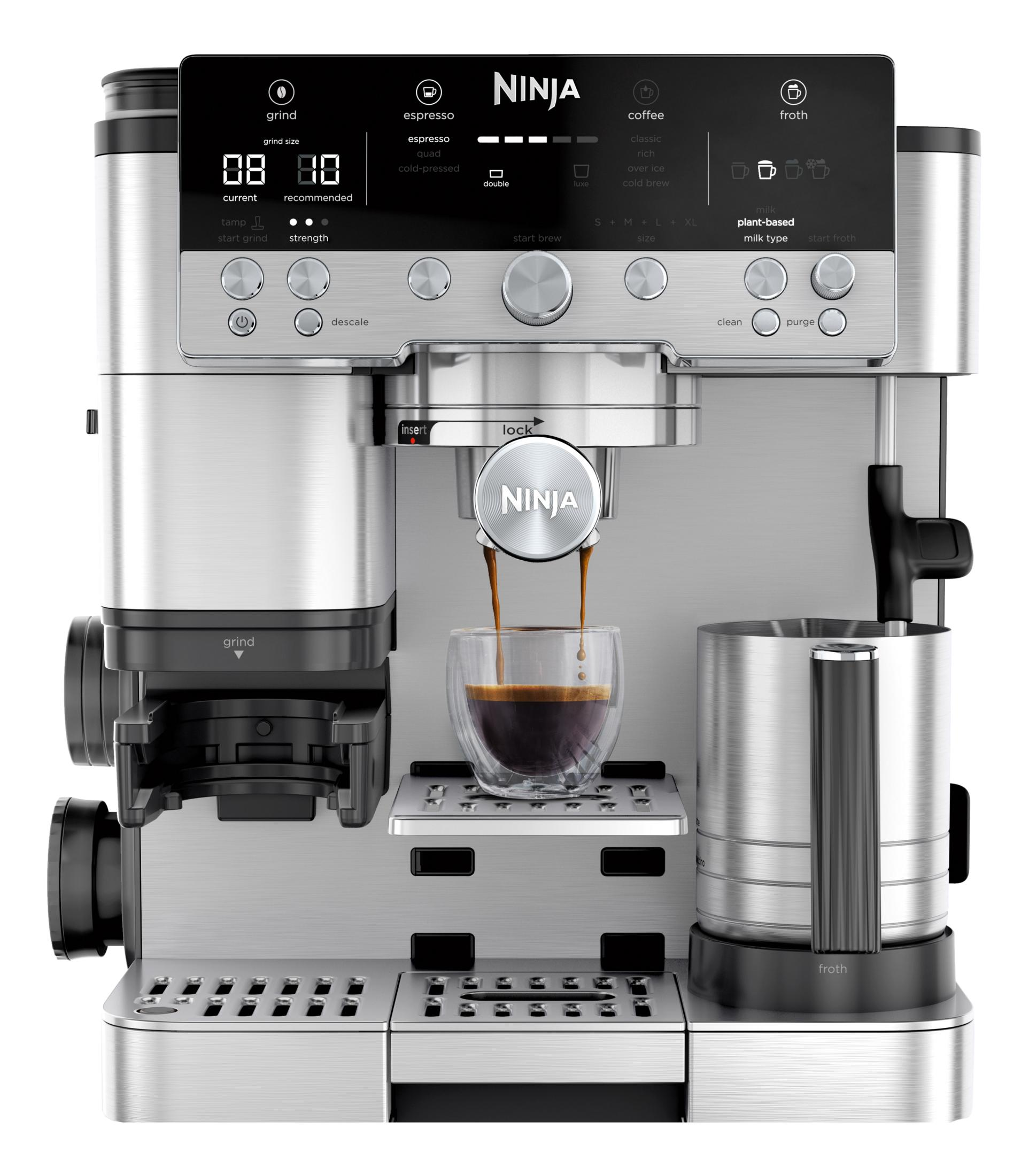 Une machine à café Ninja argentée prépare un expresso dans un verre à double paroi.