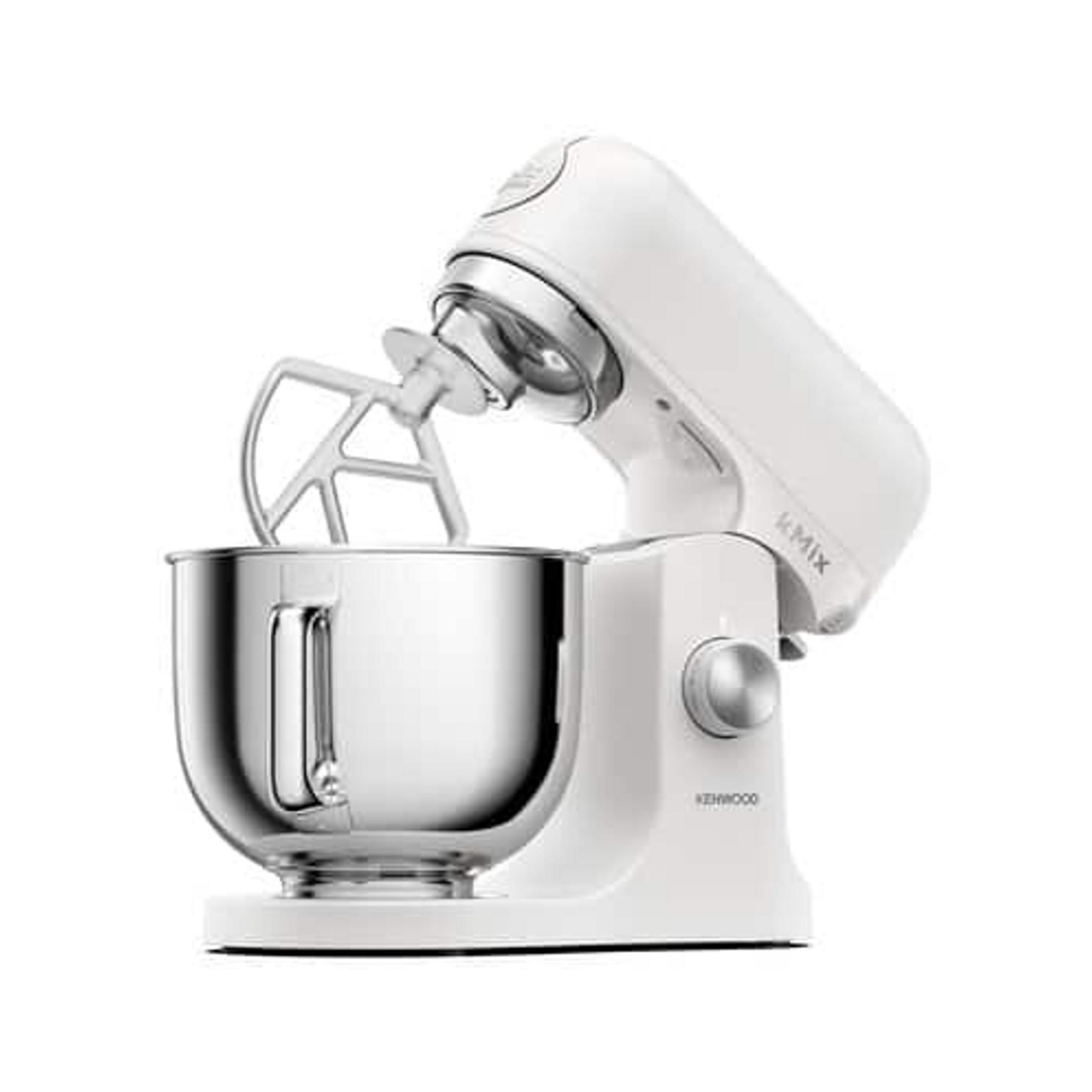 Un robot da cucina bianco con ciotola argentata e frusta.