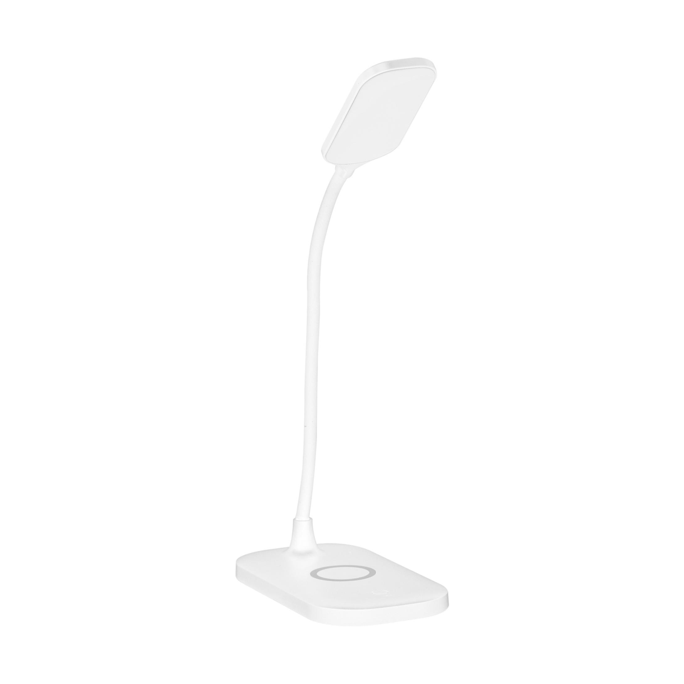 Una lampada da scrivania bianca con braccio flessibile e base di ricarica.
