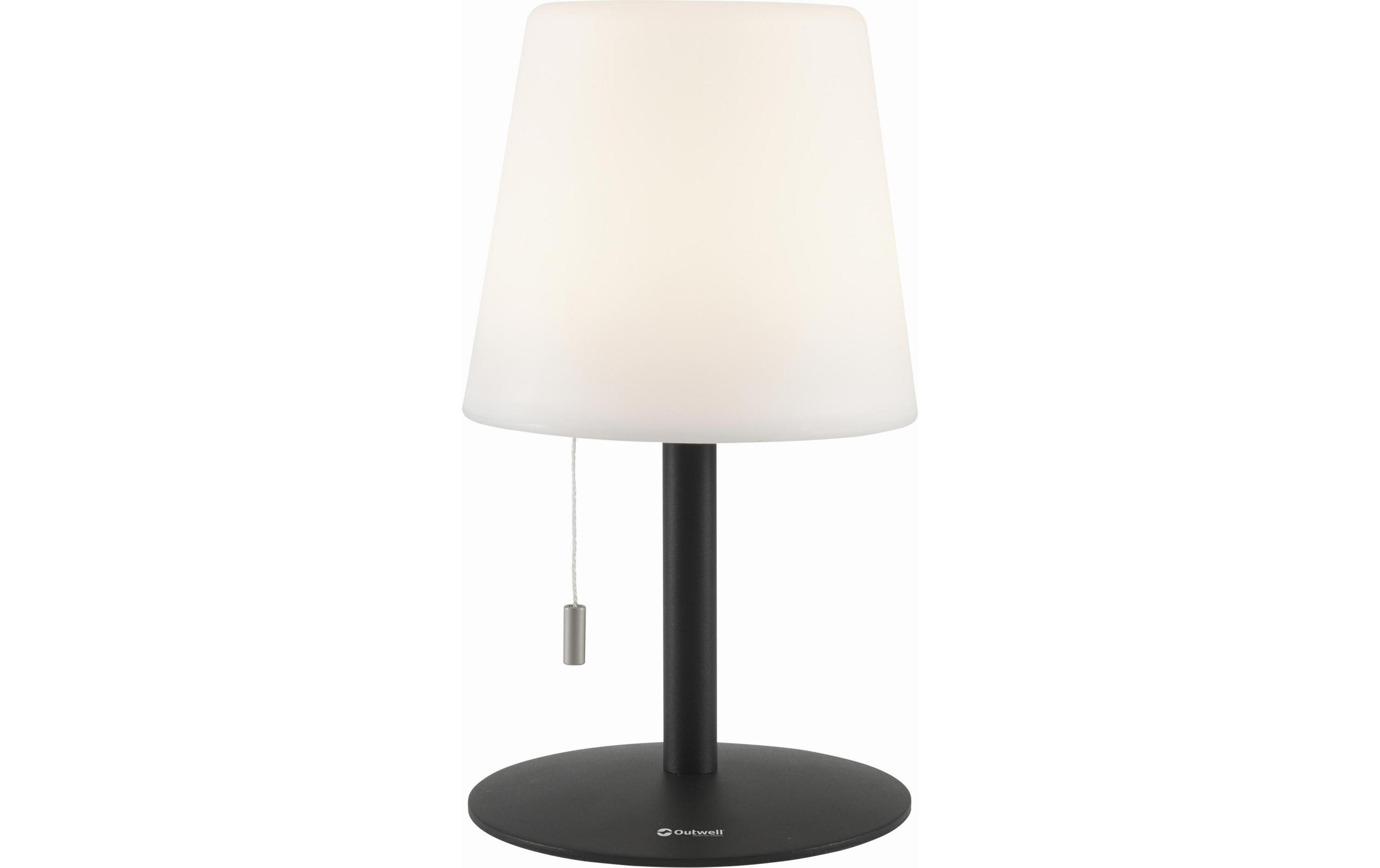Eine weiße Lampe mit schwarzem Ständer und Zugschalter auf weißem Hintergrund.