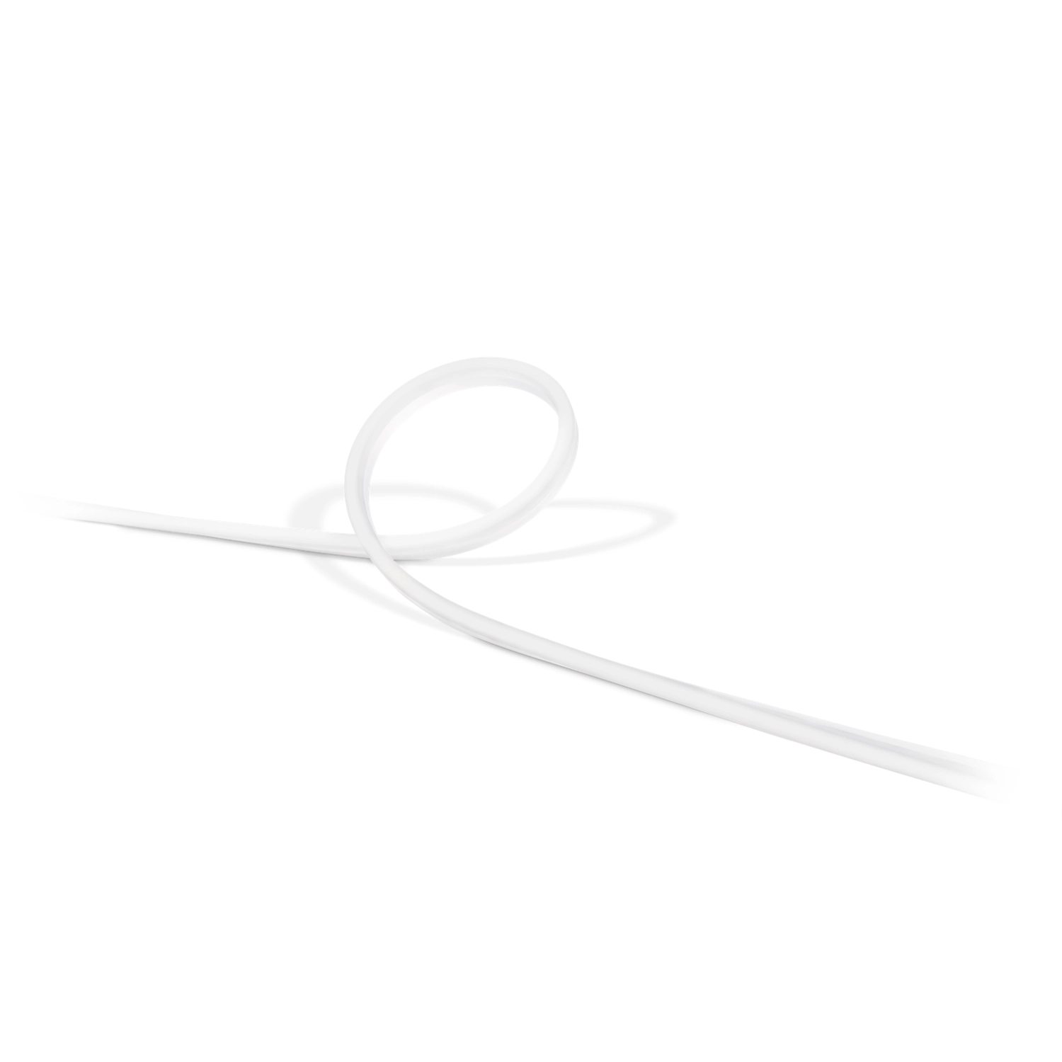 Biały kabel zakrzywia się na białym tle.