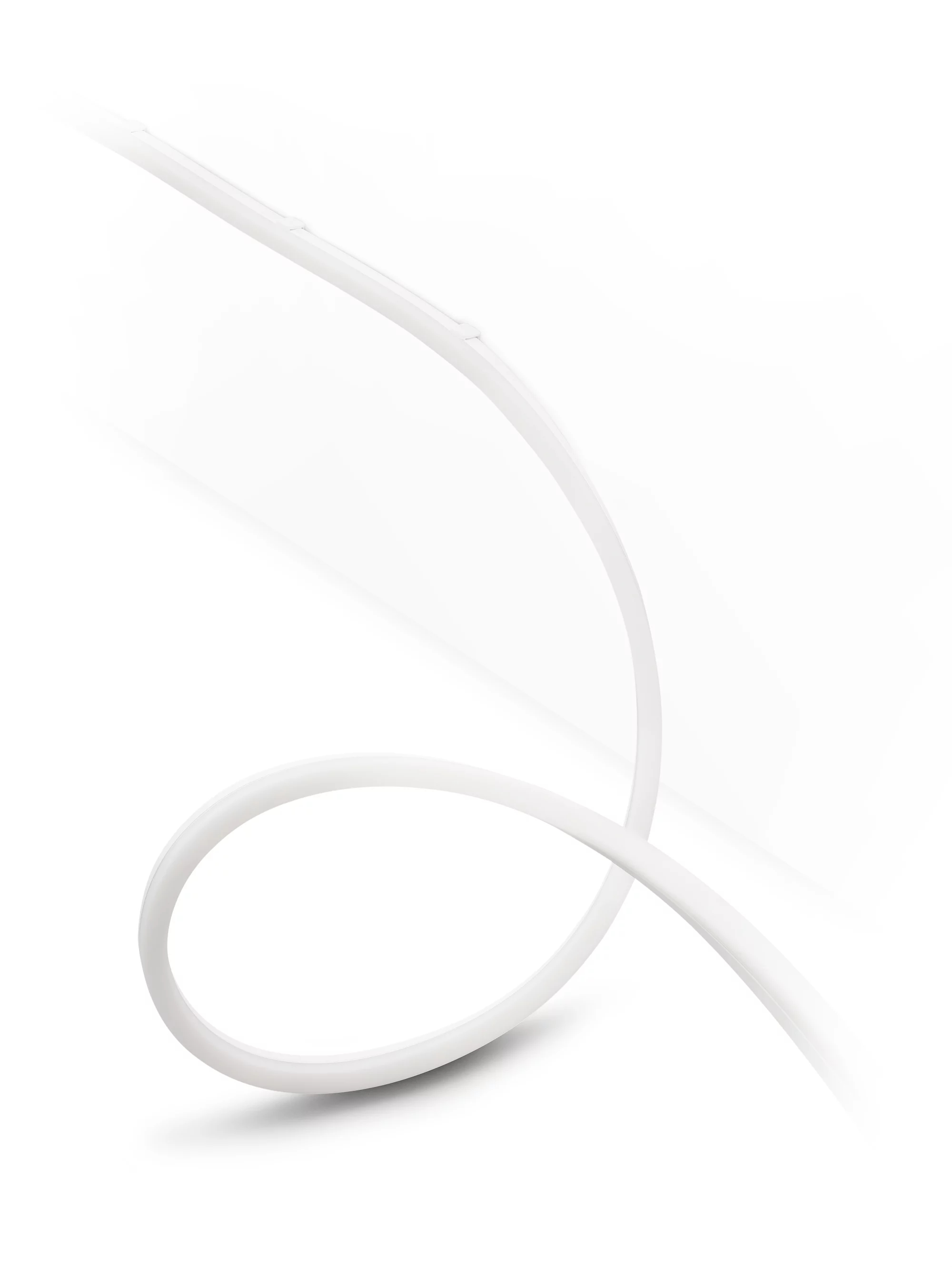 Biała elastyczna taśma LED zakręca się w pętlę na białym tle.