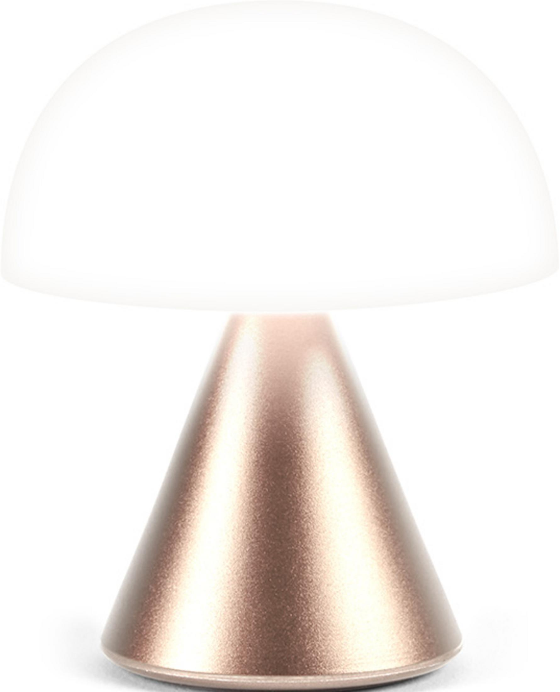 Eine kupferfarbene Lampe mit einem kegelförmigen Fuß und einem weißen Lampenschirm.