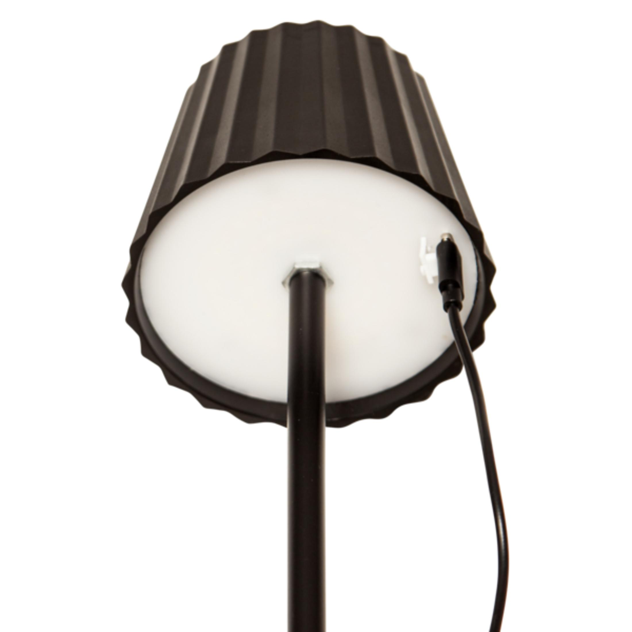 Lampada nera con paralume a coste e diffusore bianco, cavo collegato.