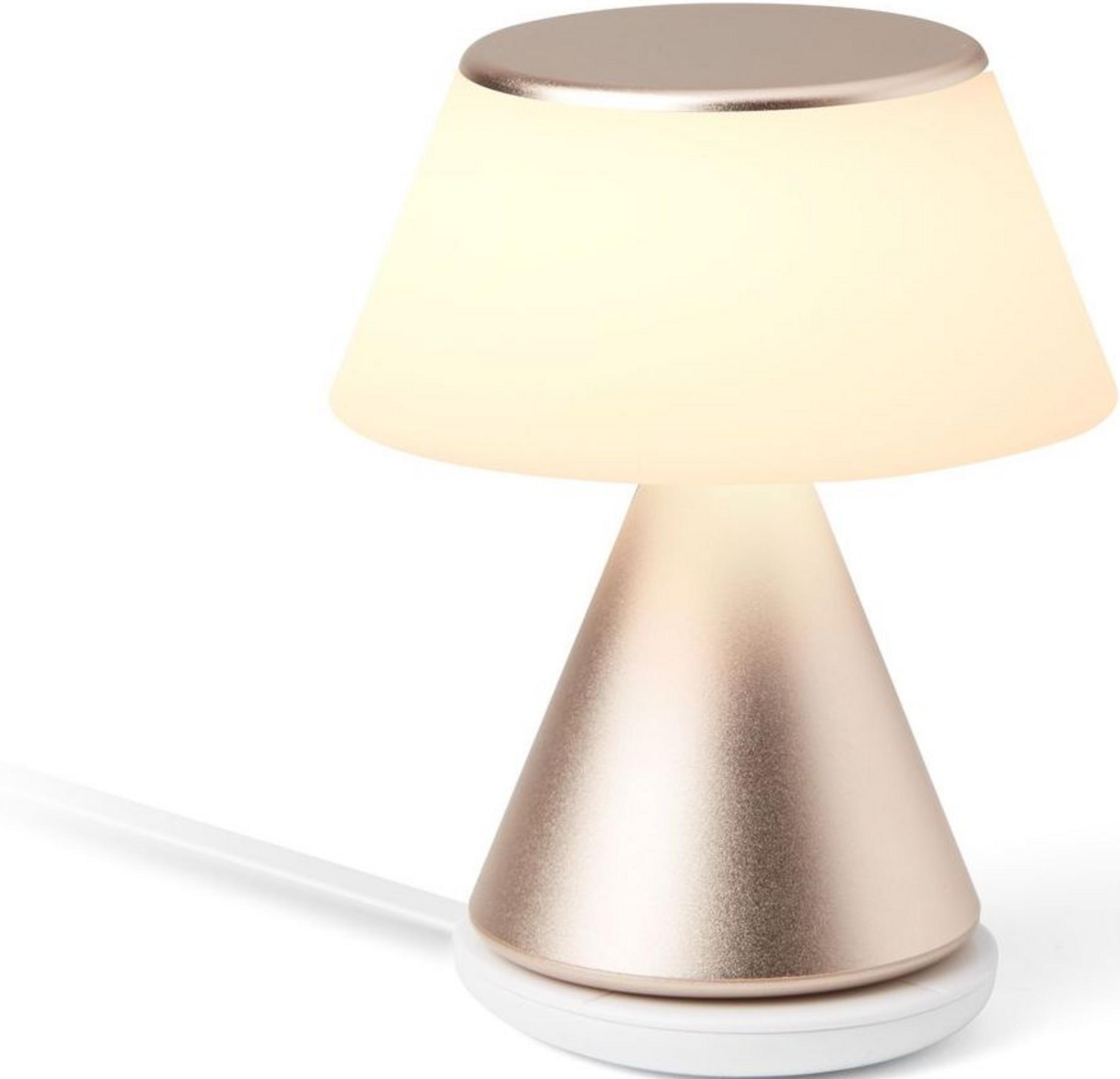 Una semplice lampada da tavolo color oro rosa con base e cavo bianchi.