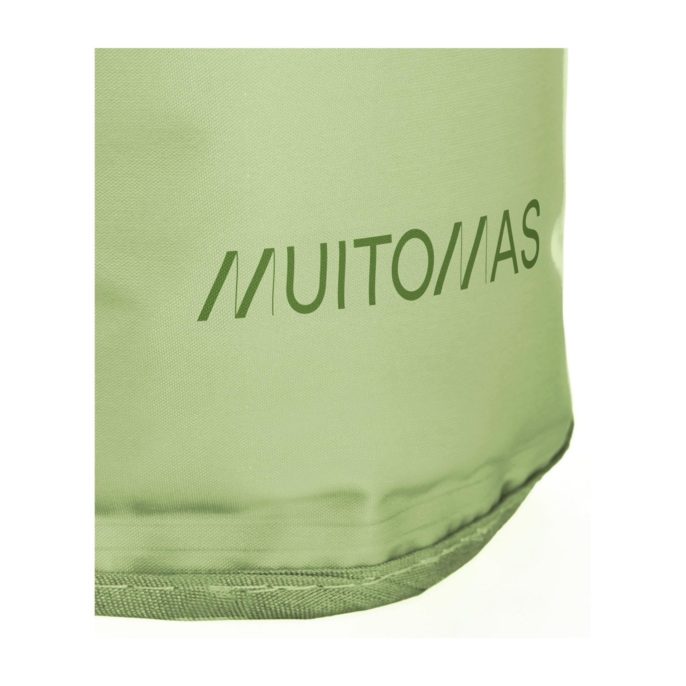 Tessuto verde chiaro con scritta scura 'MUITOMAS'. Dettaglio cucitura in basso.