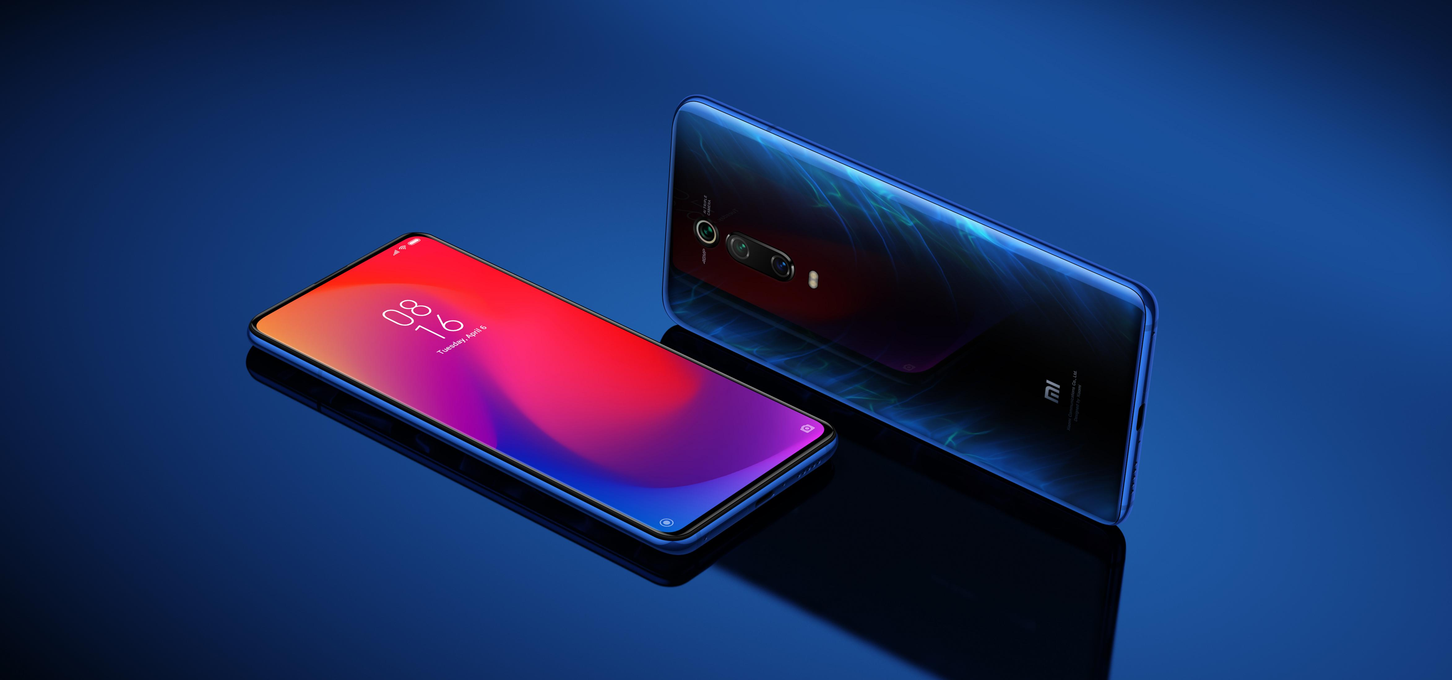 Deux smartphones bleus sont côte à côte sur fond bleu. L'un affiche l'heure.