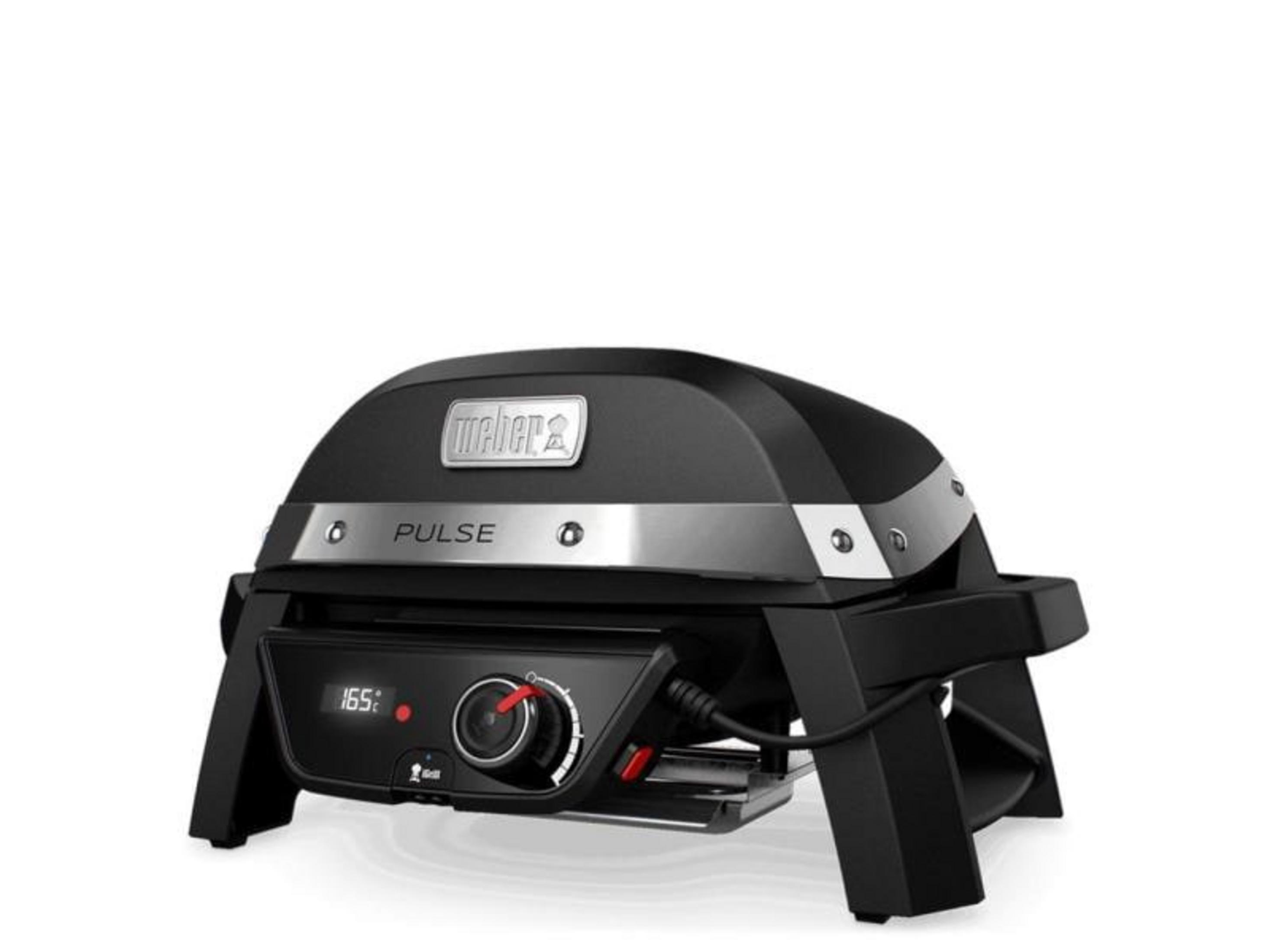 Una griglia Weber Pulse nera con display digitali e controlli.