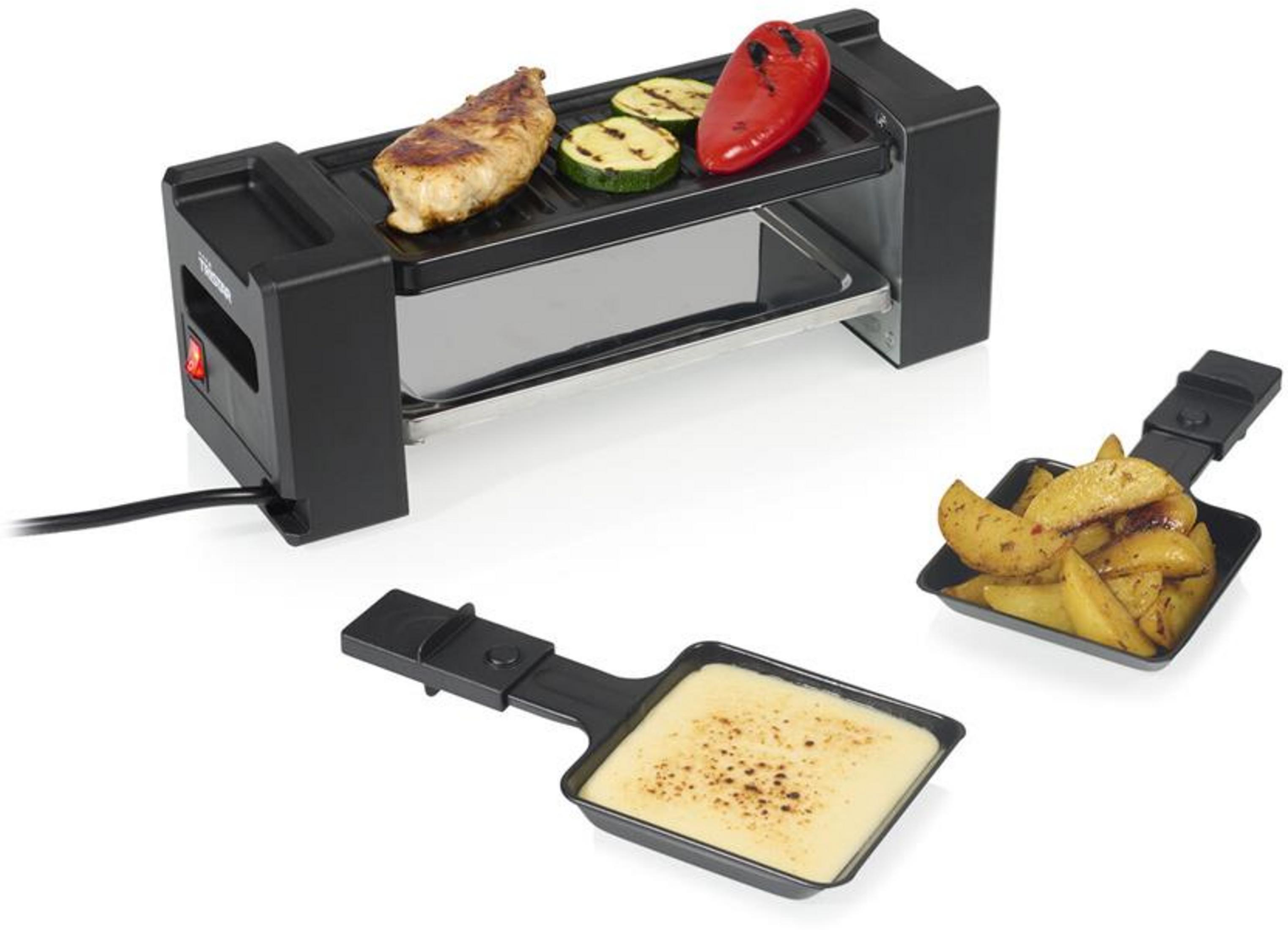 Una griglia per raclette con pollo, zucchine e peperone rosso grigliati.