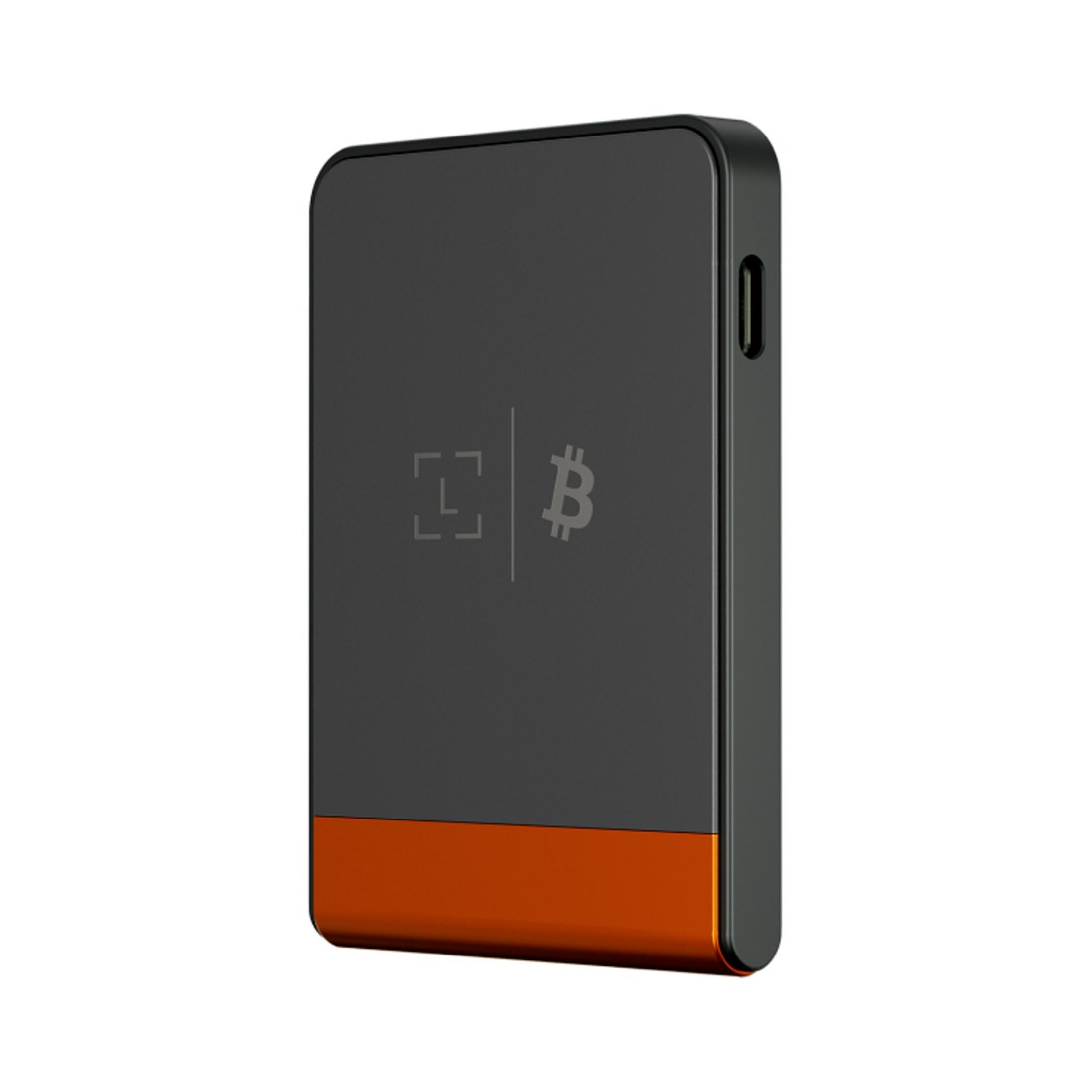 Un dispositivo rectangular oscuro con una franja naranja abajo.