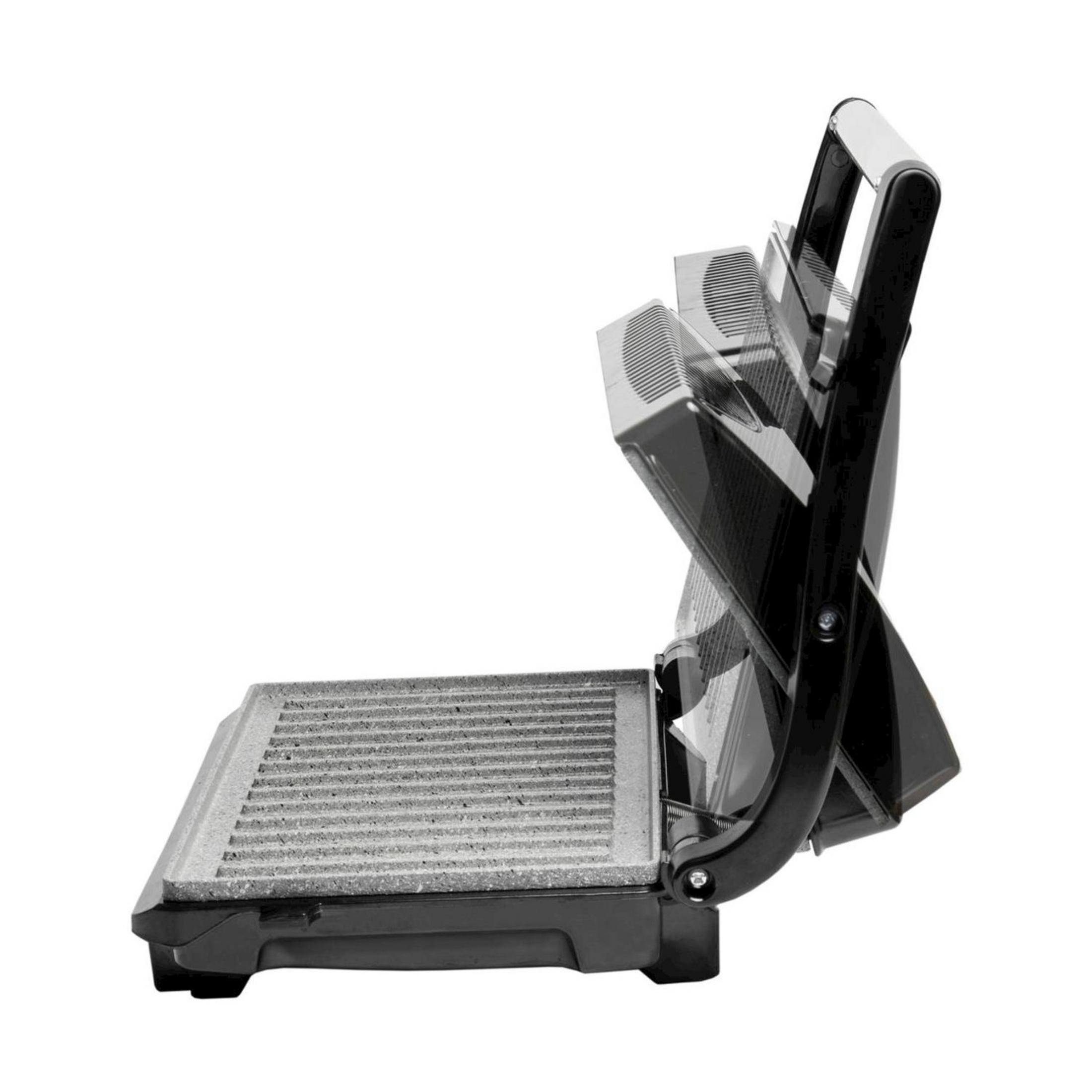 Otwarty czarny grill kontaktowy z prążkowanymi płytami grzewczymi na białym tle.