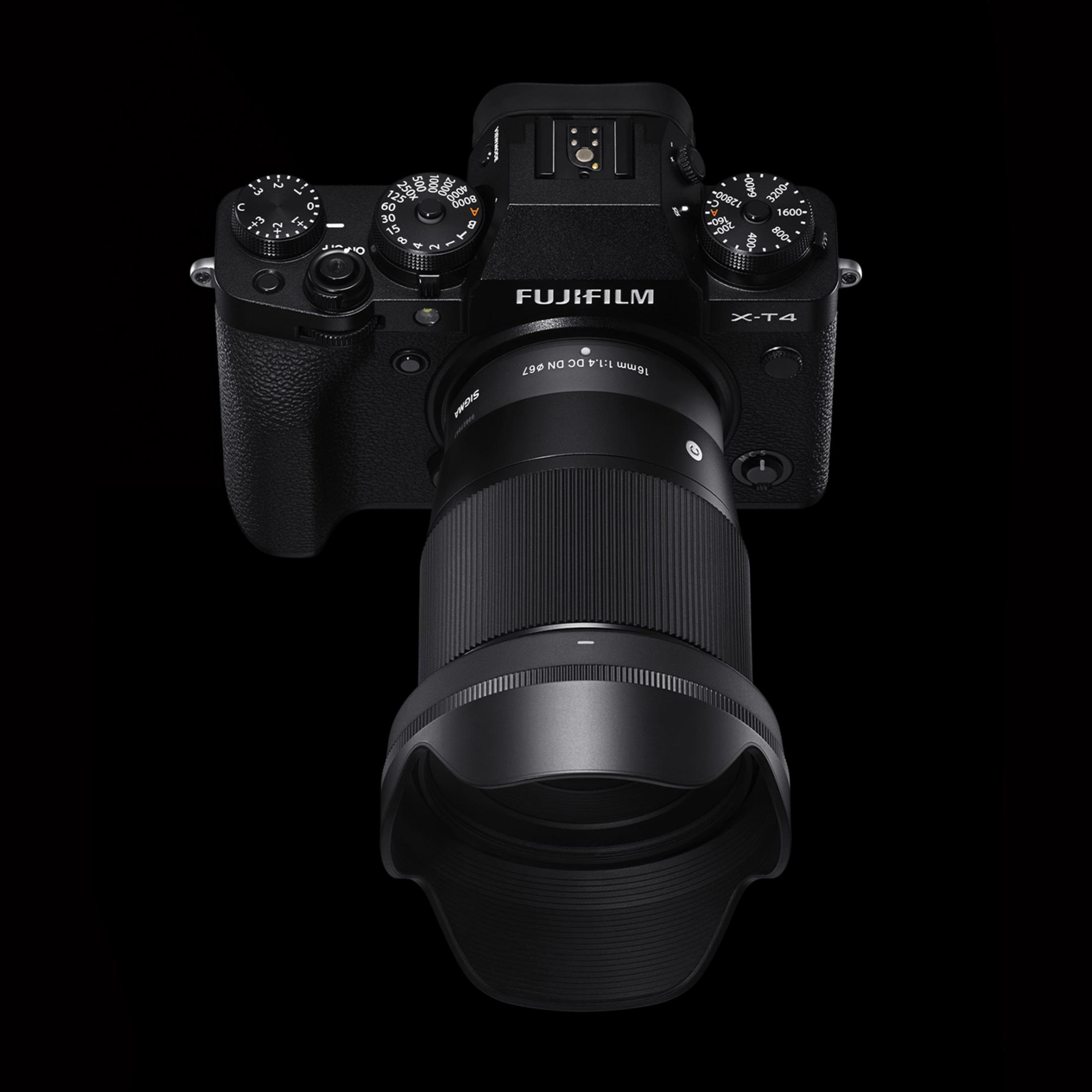 Czarny aparat Fujifilm X-T4 z obiektywem Sigma 16mm 1:1.4.