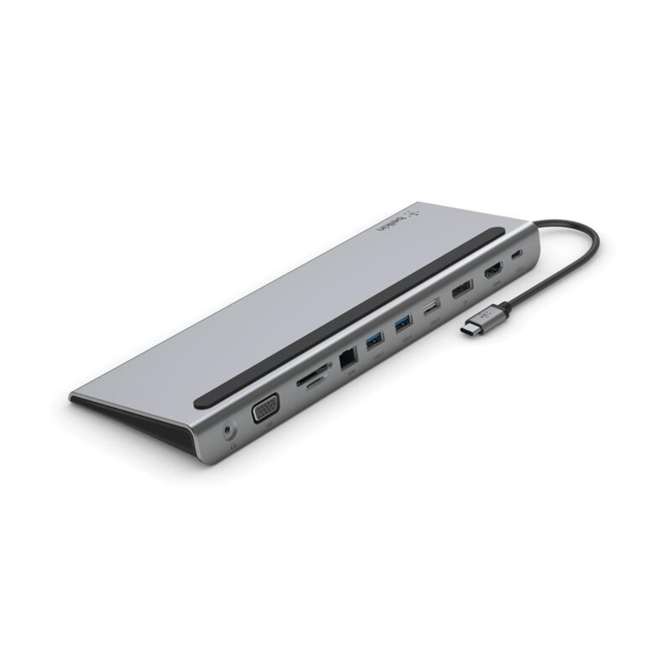 Silberne USB-C-Dockingstation mit vielen Anschlüssen, Kabel und Logo.