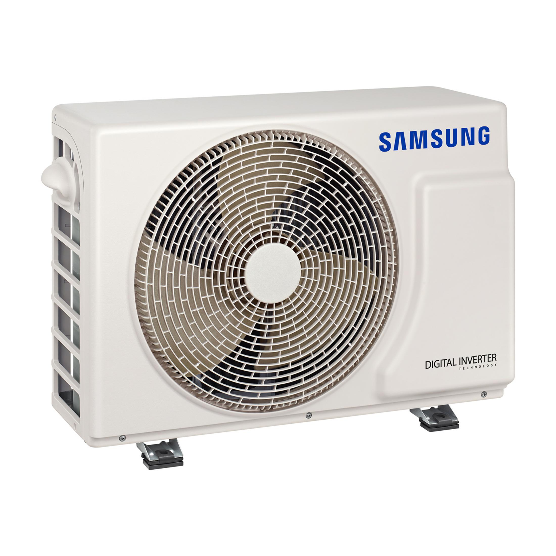 Un'unità esterna Samsung bianca con griglia del ventilatore e staffe argentate.