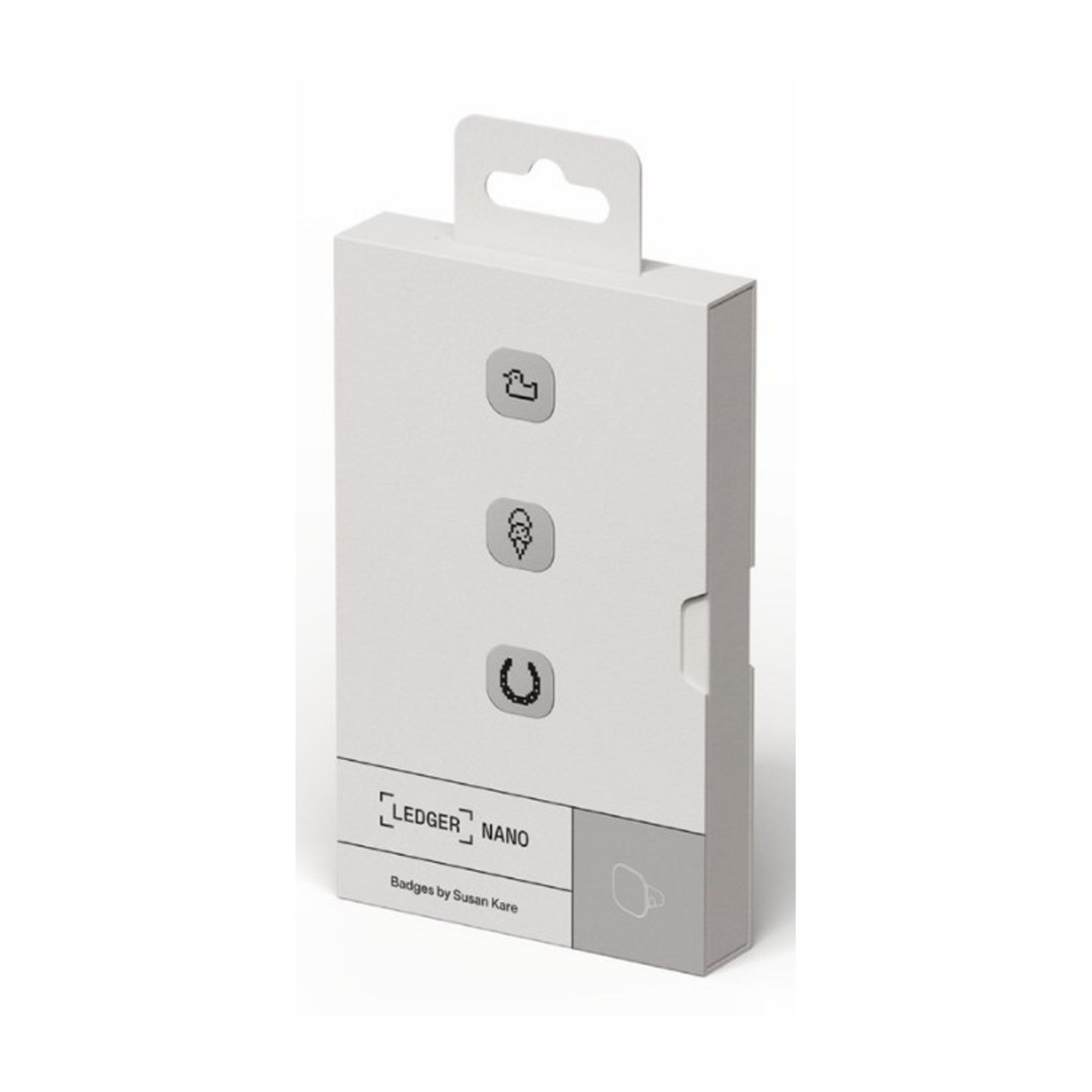 Weiße Verpackung mit drei Icons: Huhn, Eis, Hufeisen. Ledger Nano.