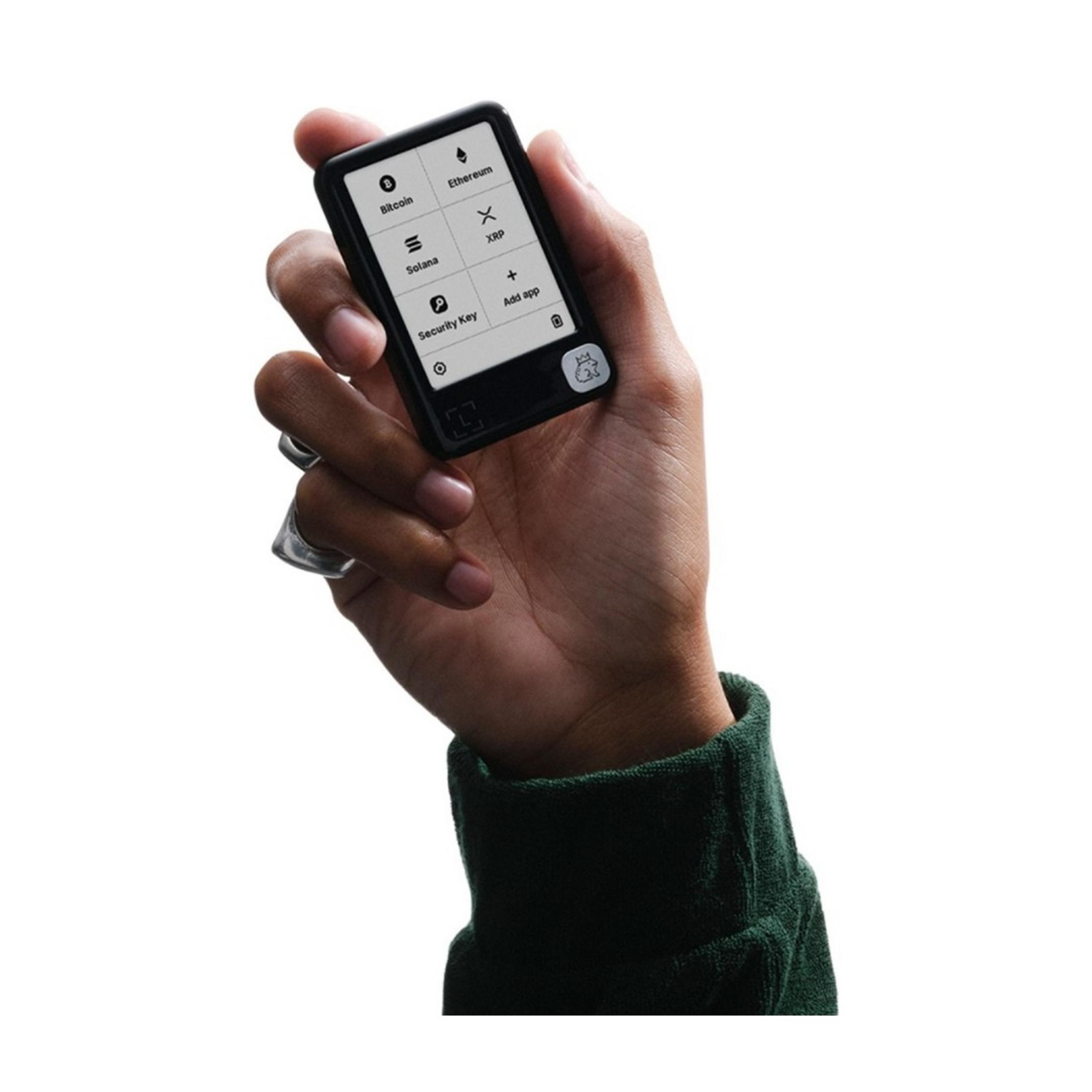 Eine Hand hält ein kleines schwarzes Krypto-Hardware-Wallet mit Bitcoin, Ethereum und XRP.