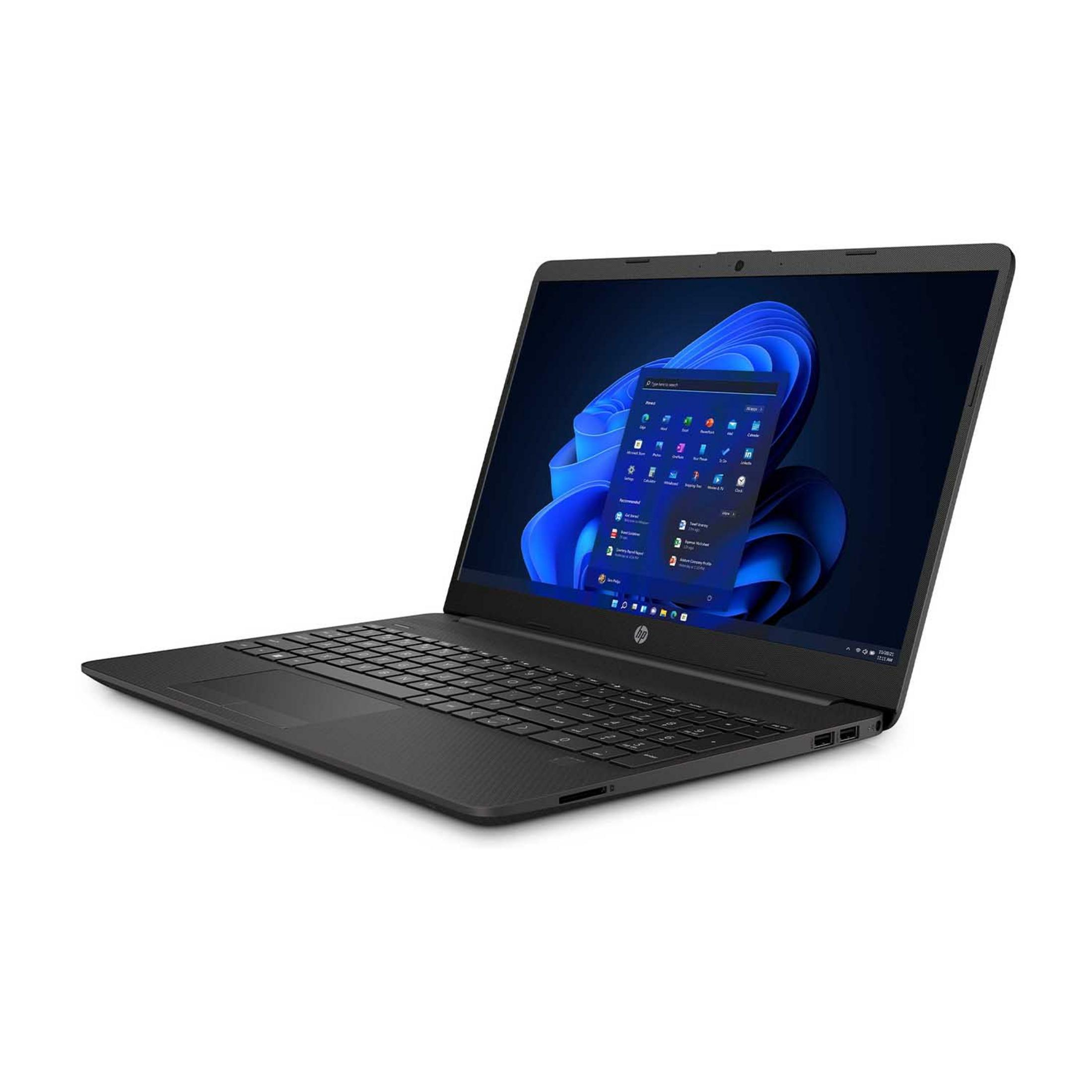 Un laptop nero con lo schermo aperto, che mostra Windows 11.