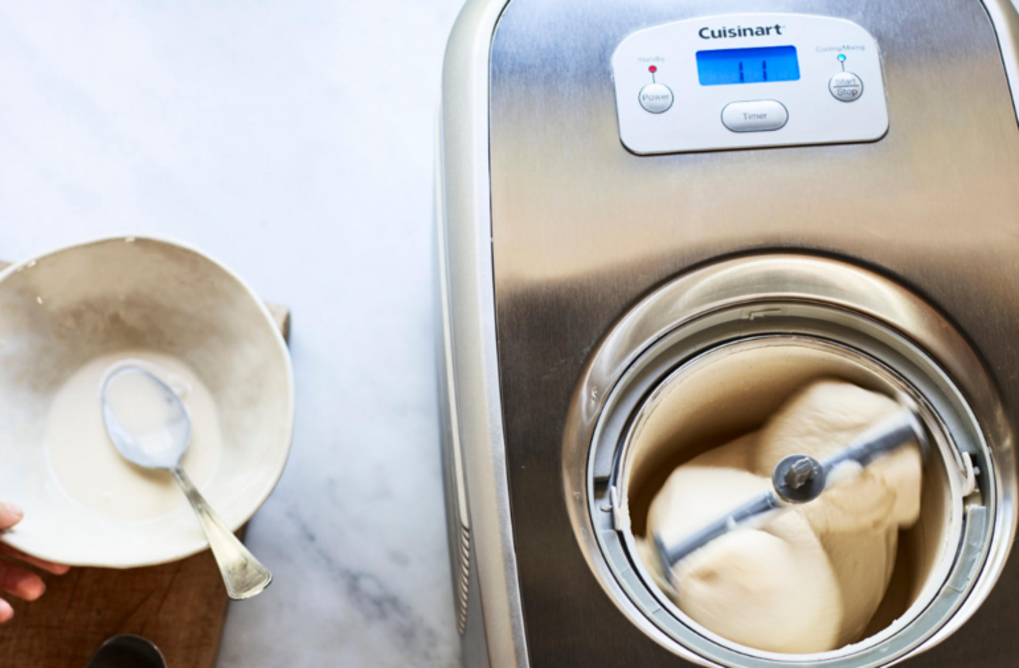 Una gelatiera Cuisinart con display digitale sta facendo il gelato.