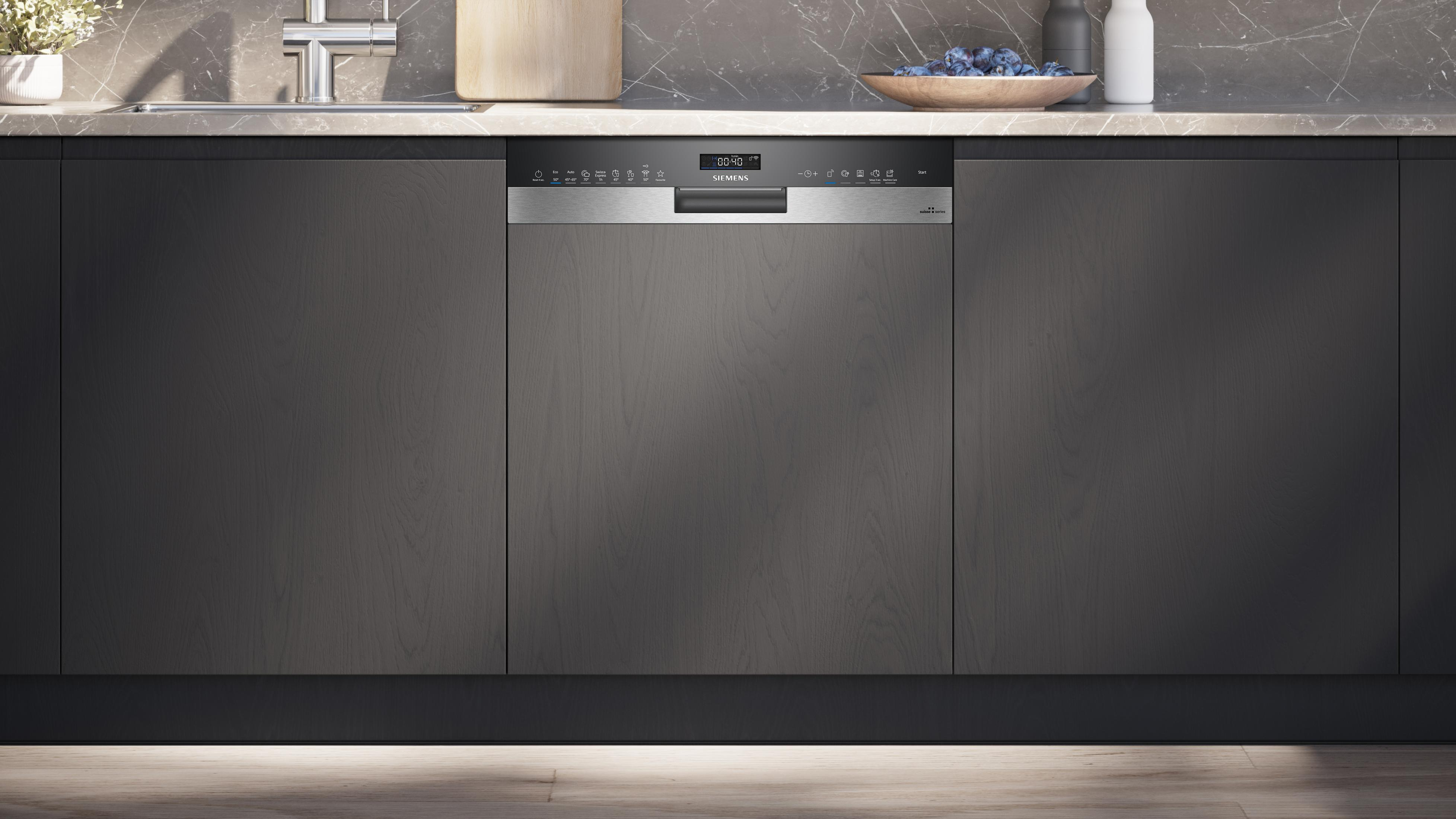 Cucina componibile grigio scuro con lavastoviglie in acciaio inox e piano di lavoro in marmo.