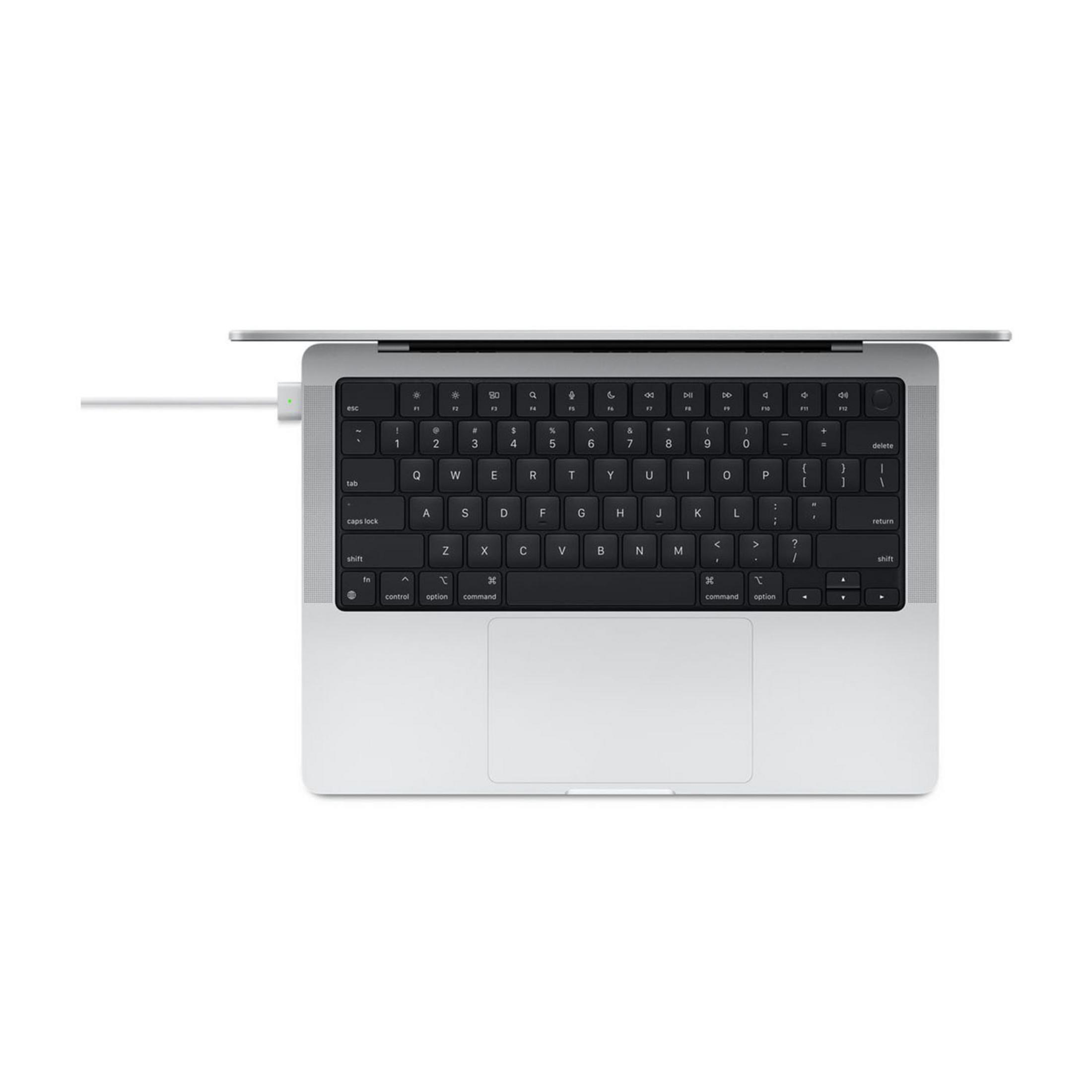 Un ordinateur portable argenté avec clavier rétroéclairé, relié à un câble blanc.