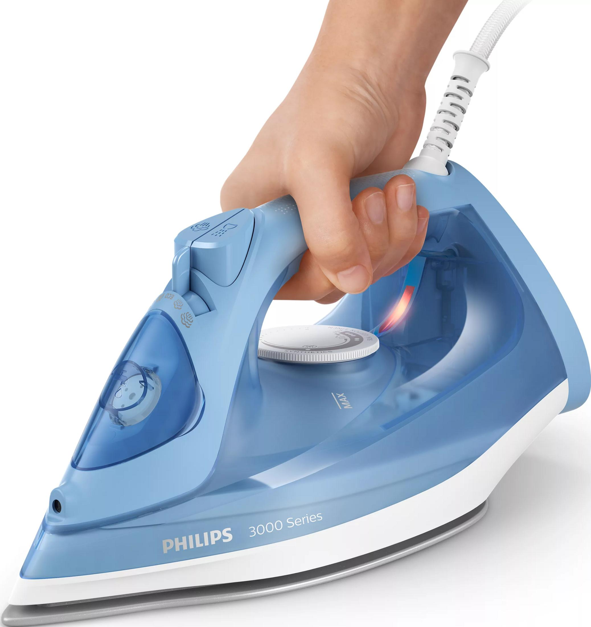 Eine Hand hält ein blaues Philips Bügeleisen mit weißem Kabel.