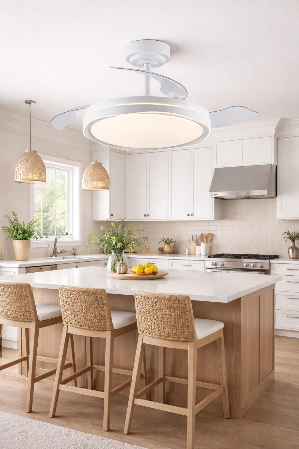 Moderna cocina blanca con ventilador de techo, isla y taburetes.