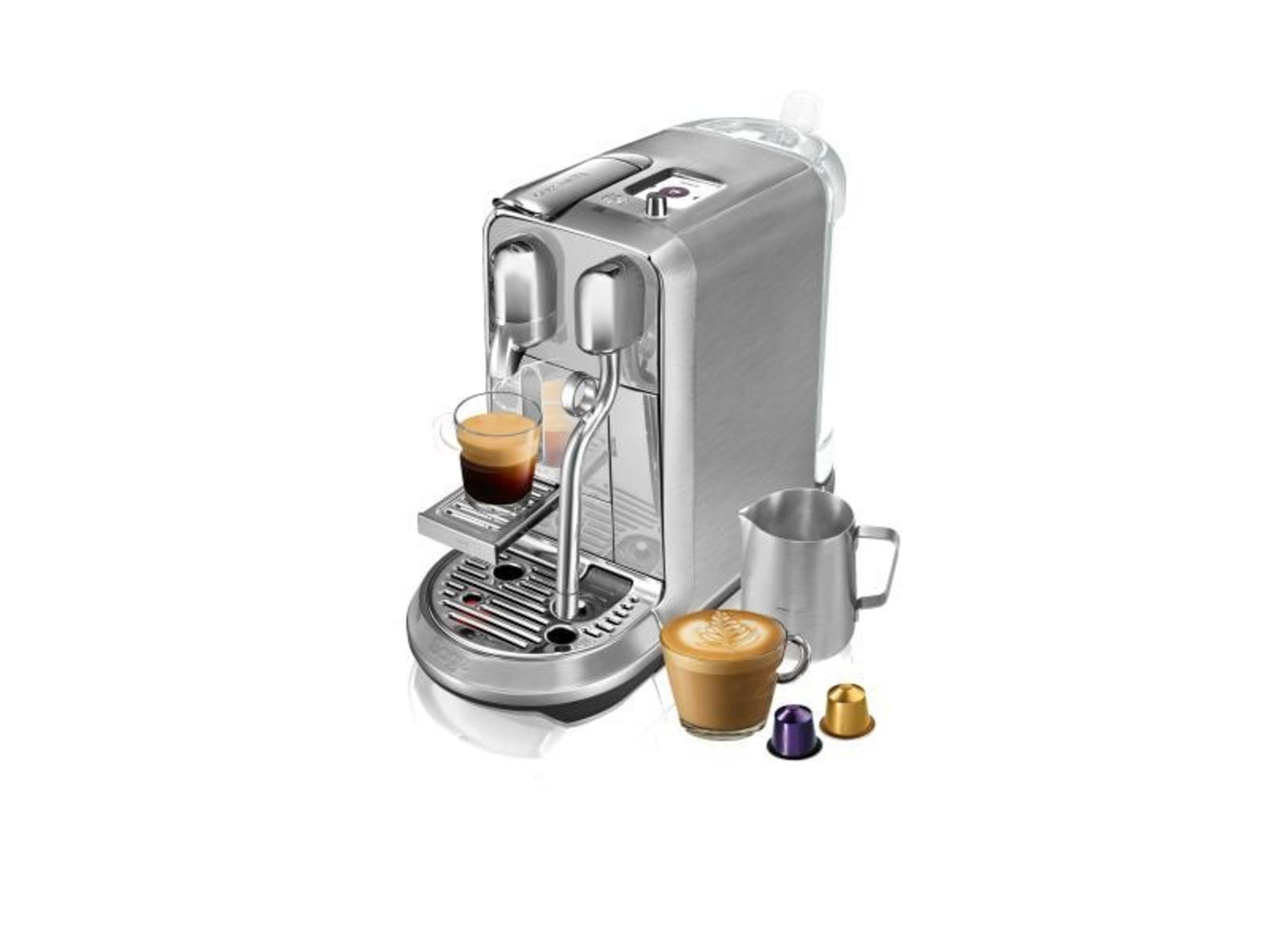 Silberne Kaffeemaschine mit Tasse Espresso, Latte und Milchkanne.