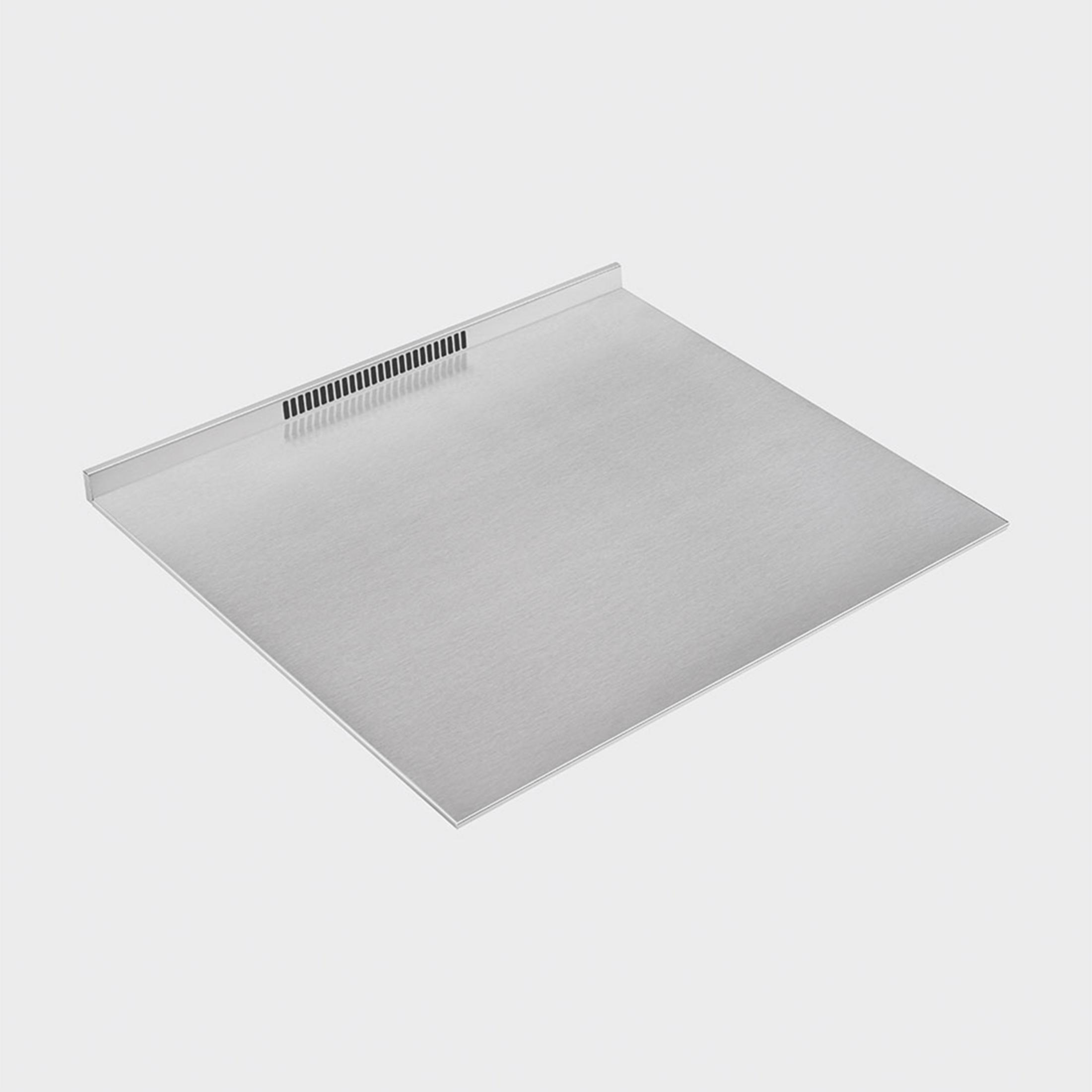 Una placa metálica plana y rectangular con una rejilla de ventilación en el borde superior.