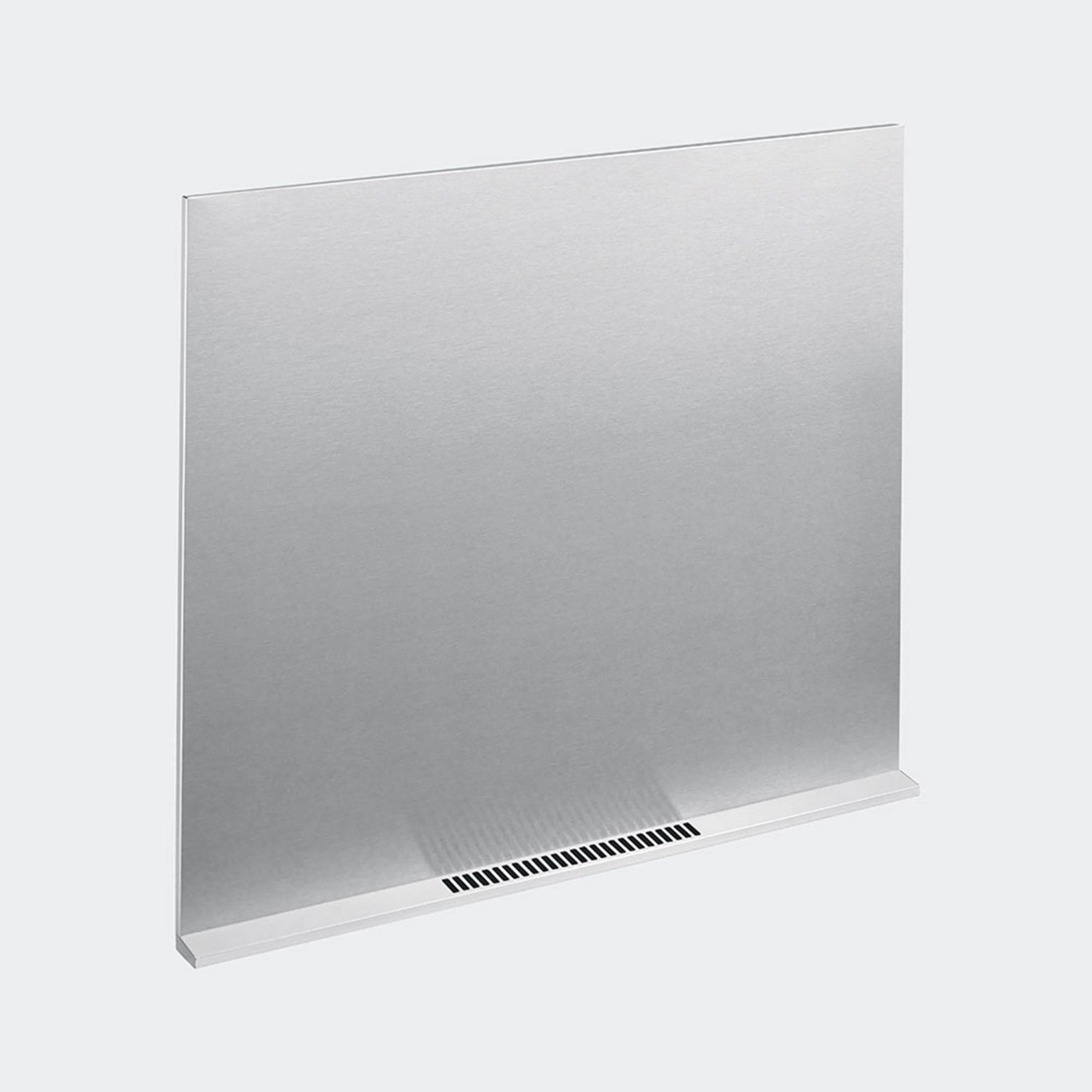 Un difusor plateado de campana extractora con ranuras de ventilación abajo.