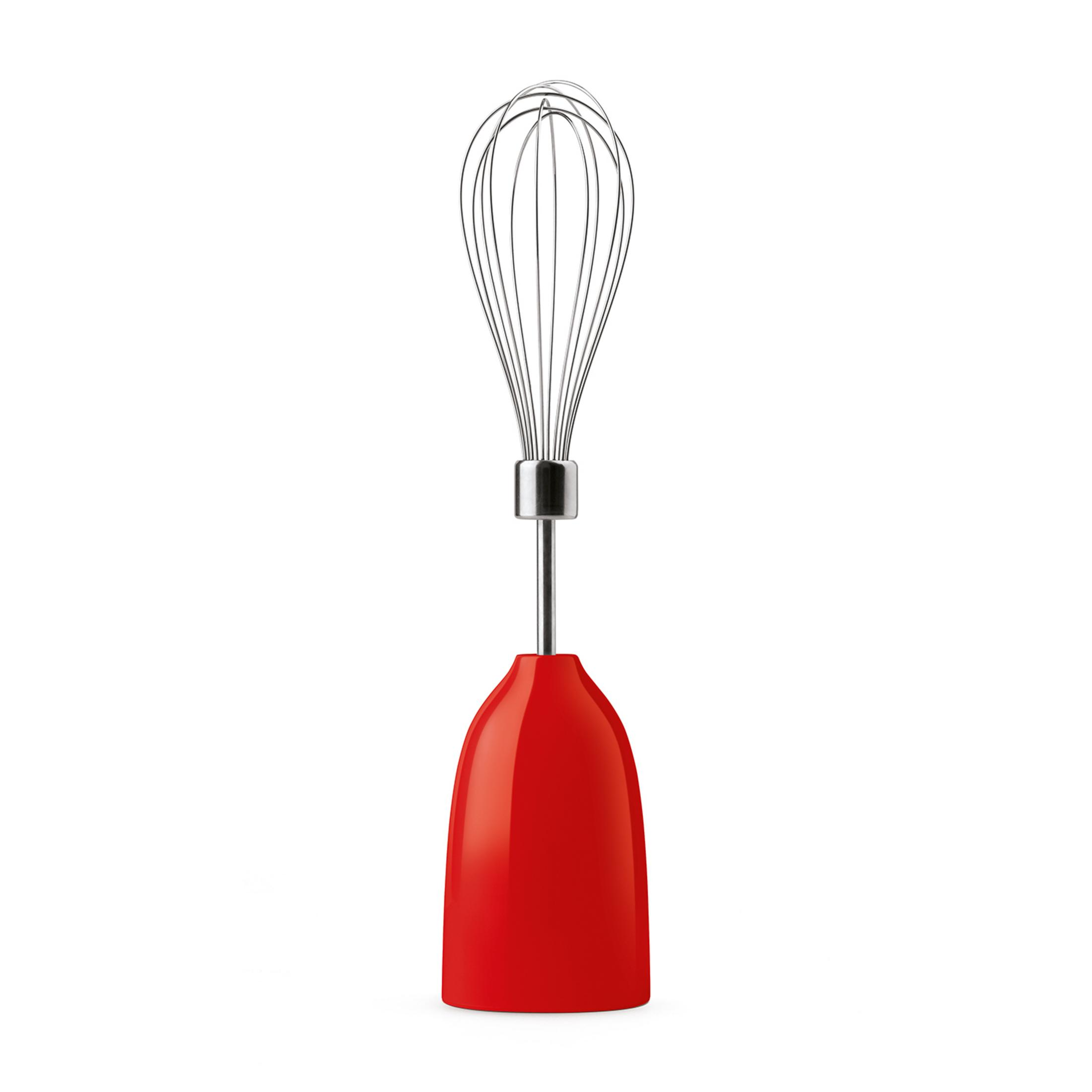 Un accessorio rosso per frullatore a mano con frusta argentata su sfondo bianco.