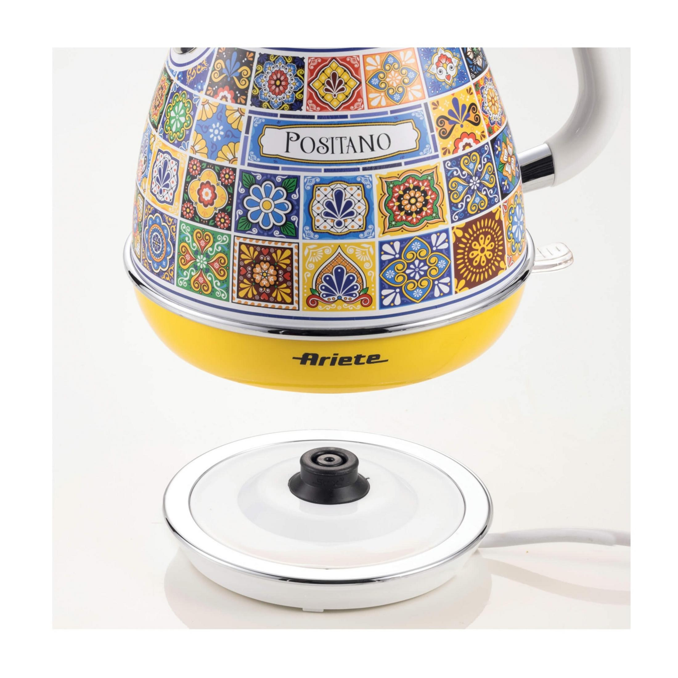 Czajnik z żółtą podstawą i kolorowym, kafelkowym wzorem.