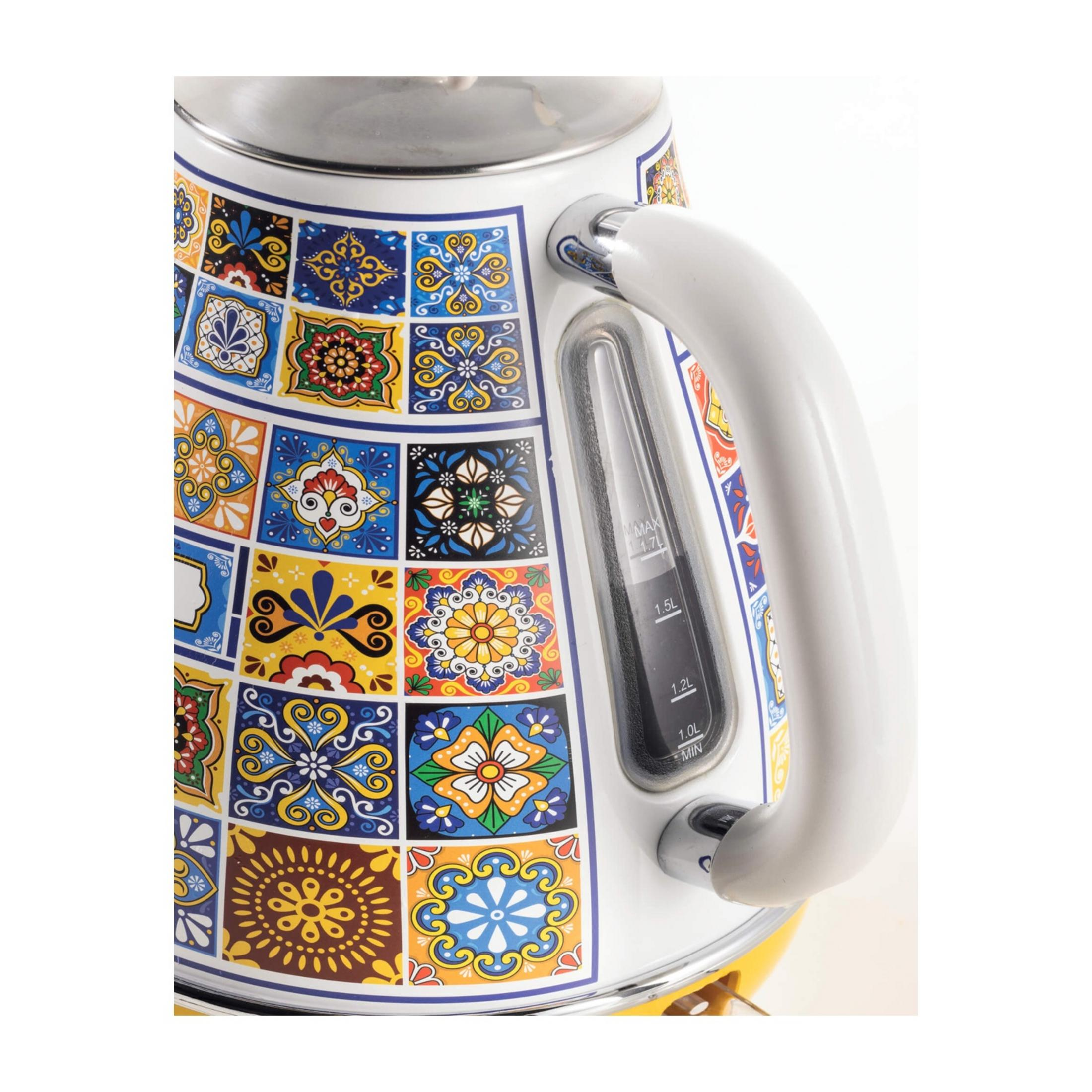 Biały czajnik z kolorowym wzorem płytek i białym uchwytem.