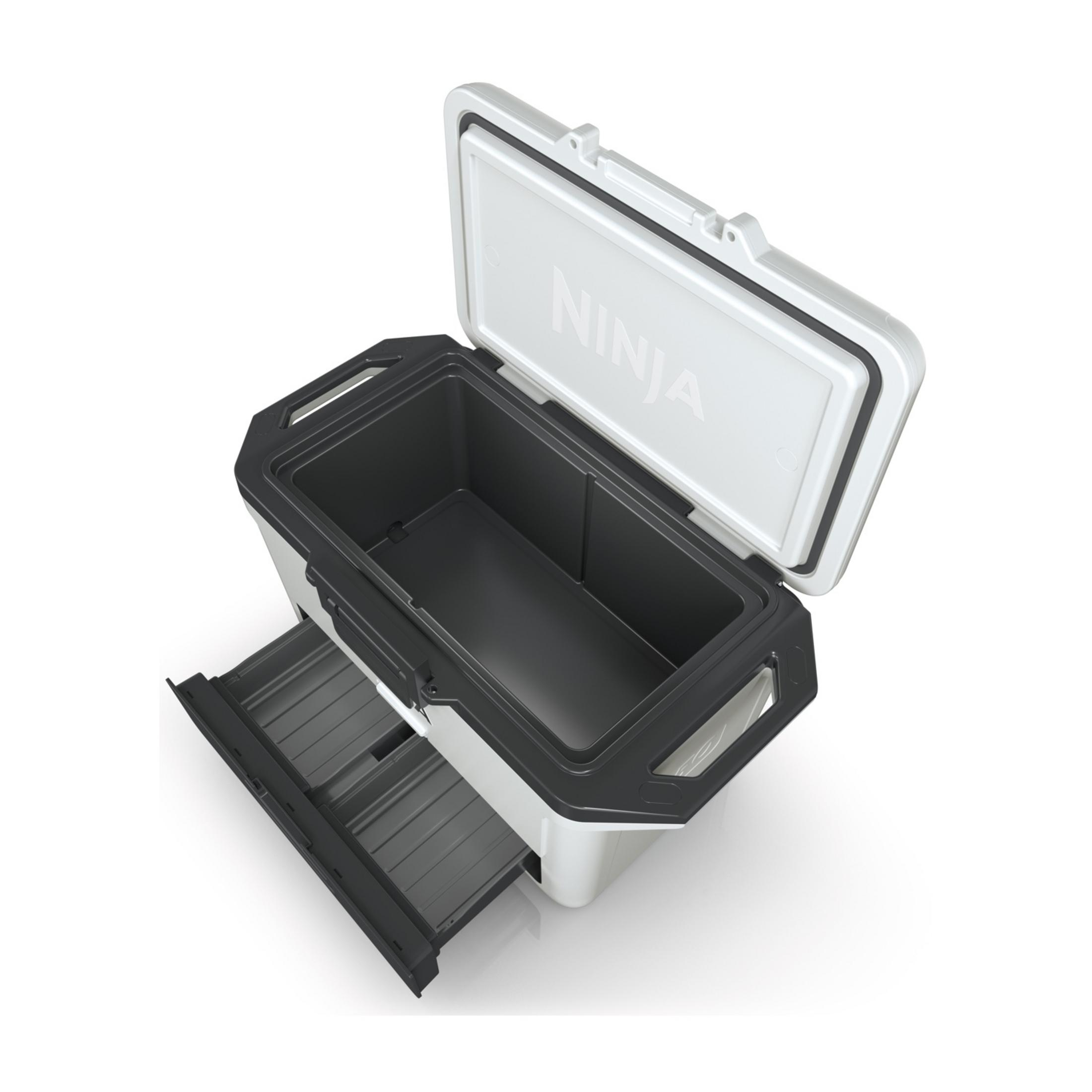 Biała lodówka turystyczna z otwartą pokrywą i ciemnym wnętrzem.