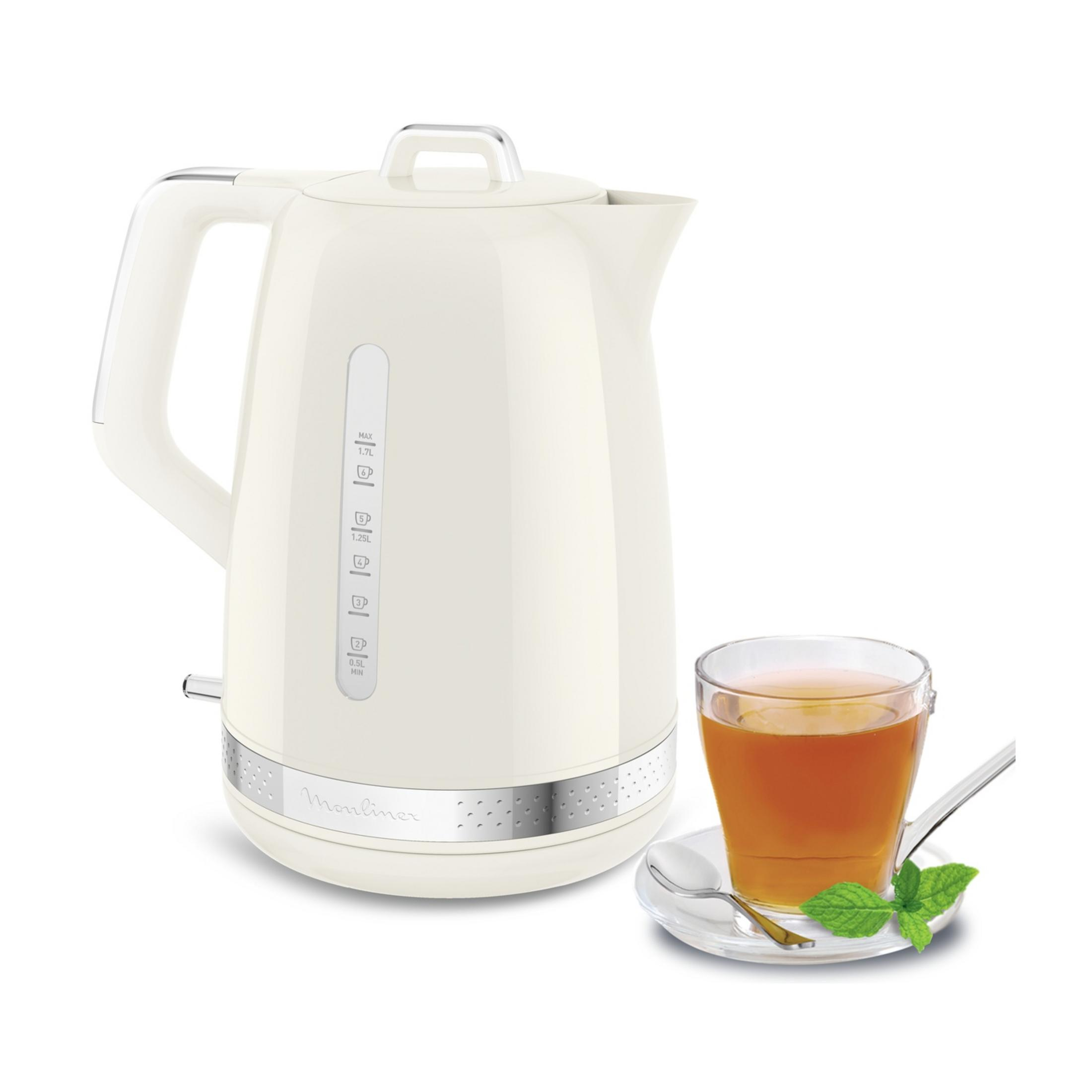Un hervidor eléctrico color crema junto a una taza de té con menta.