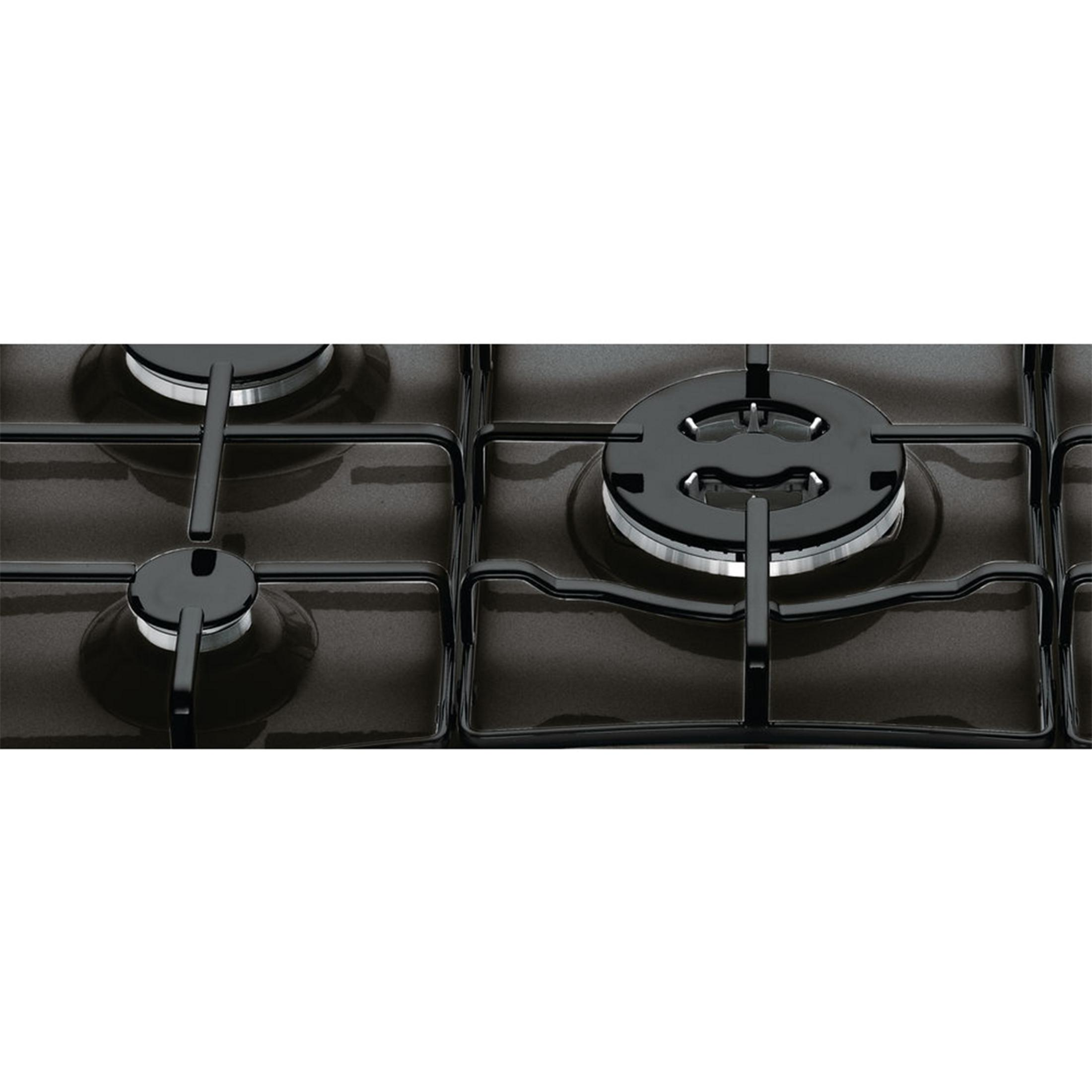 Close-up van een zwart gasfornuis met metalen roosters en branders.