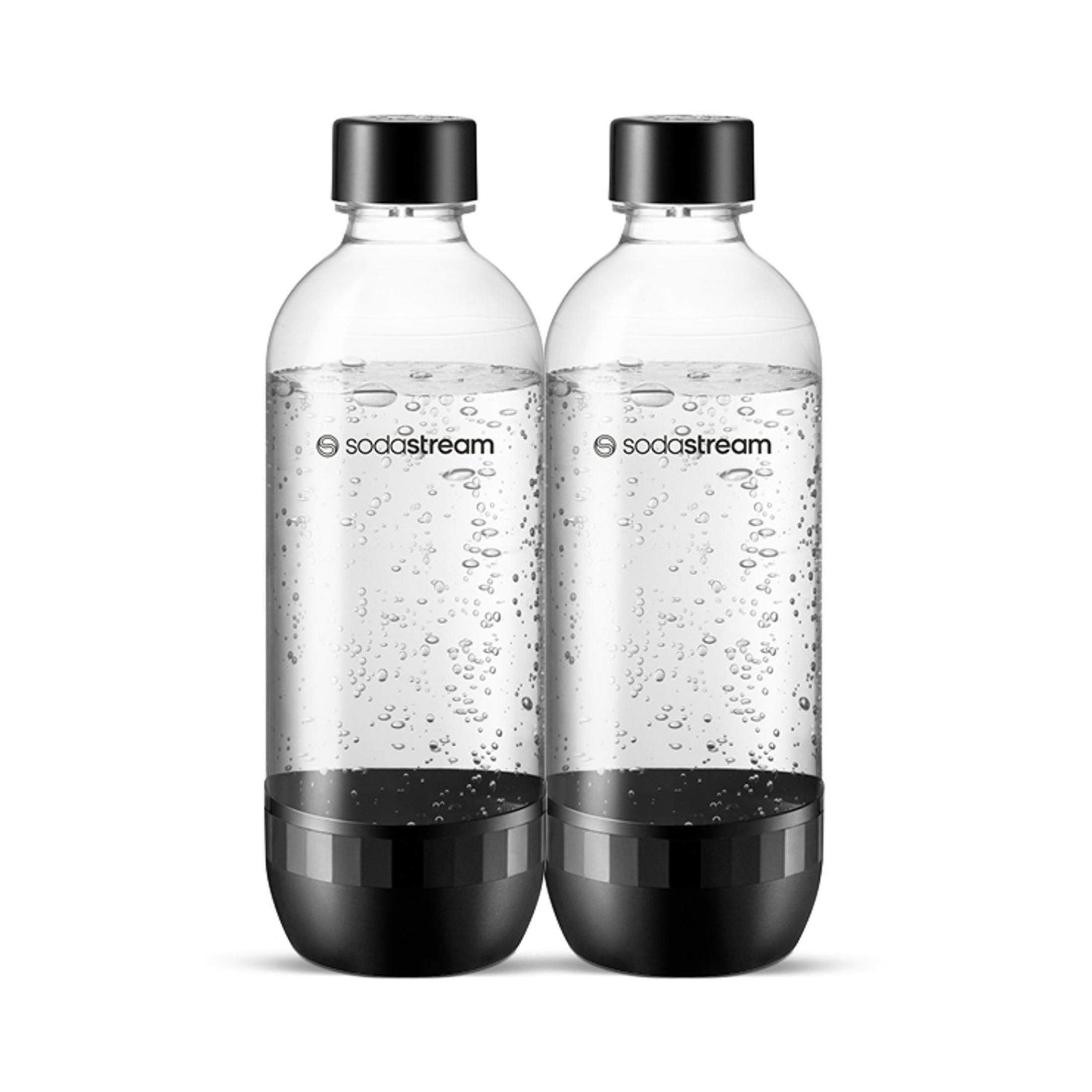 Zwei SodaStream-Flaschen mit schwarzen Kappen und schwarzem Sockel.