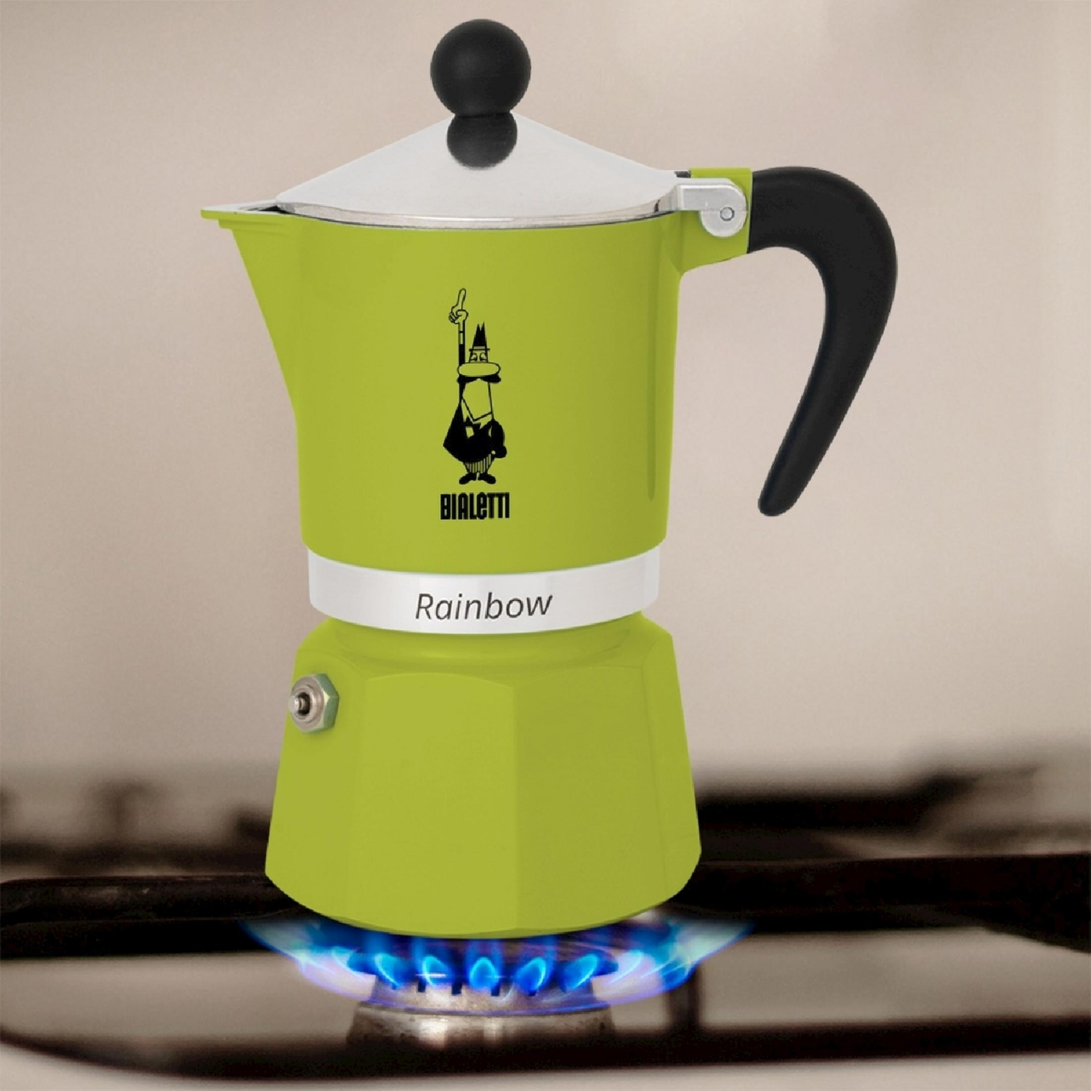 Eine grüne Bialetti "Rainbow" Mokkakanne auf einem Gasherd mit blauen Flammen.