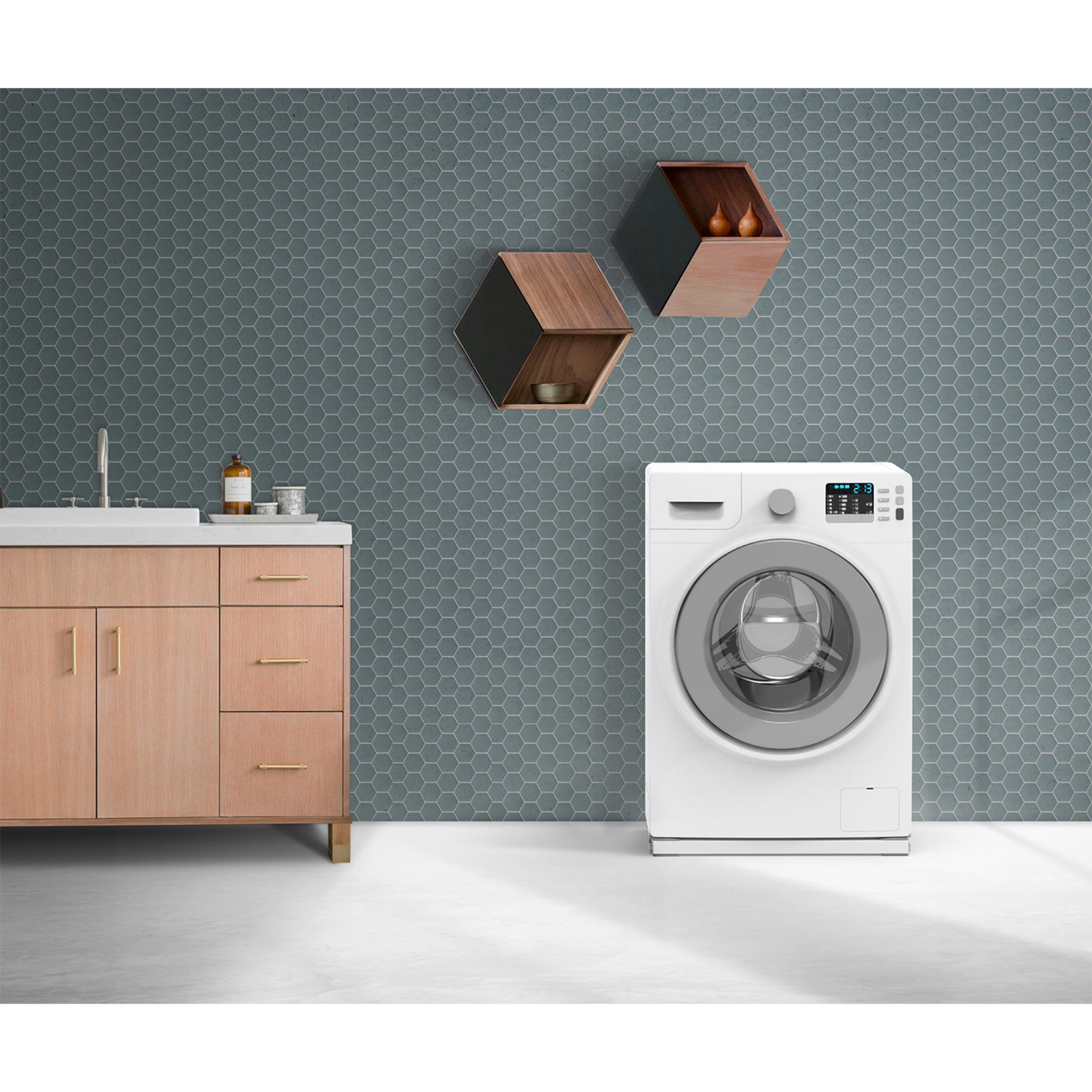 Una moderna lavanderia con lavatrice, mobile bagno e mensole a muro.