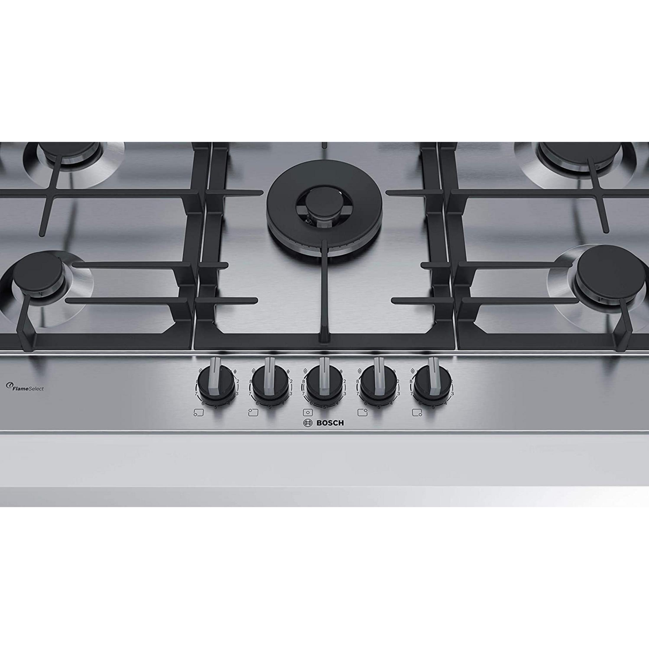 Piano cottura a gas in acciaio inox con cinque bruciatori e manopole. Logo Bosch.