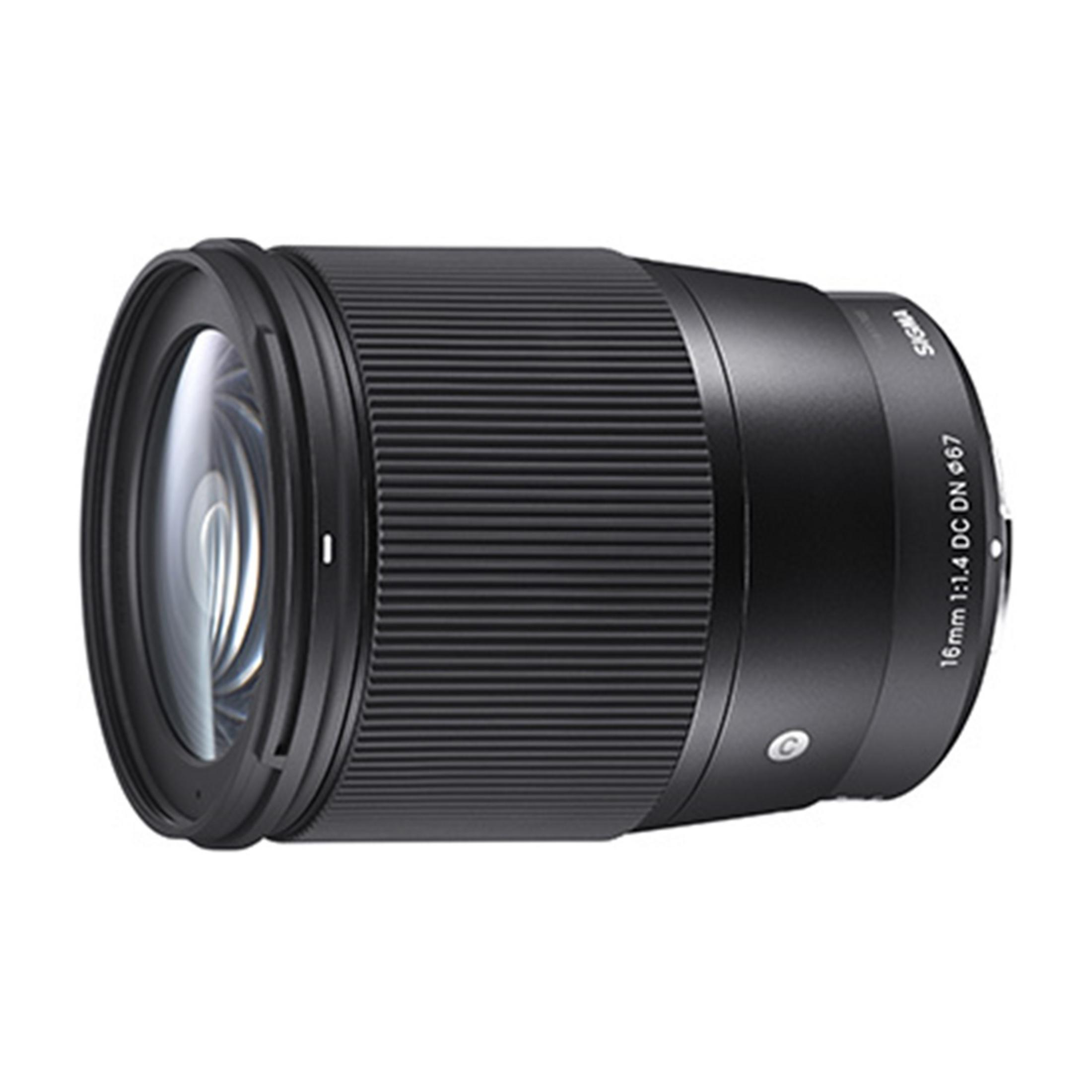 Un objetivo Sigma 16mm 1:1.4 DC DN negro con anillo de enfoque y etiqueta.