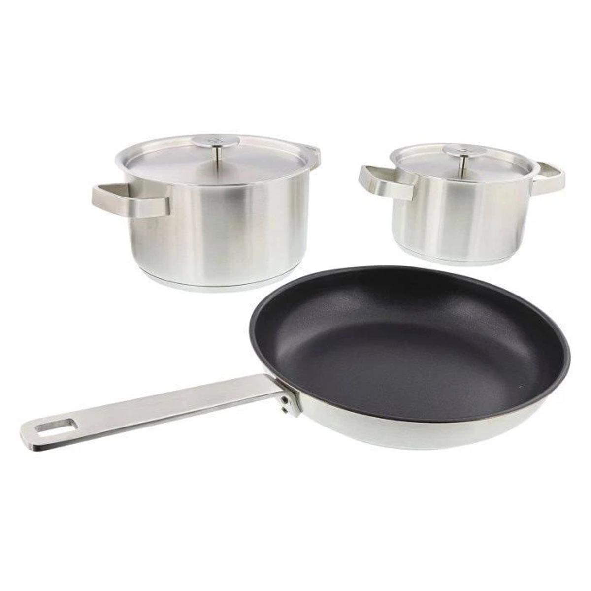 Tres utensilios de cocina de acero inoxidable: una sartén y dos ollas con tapas.