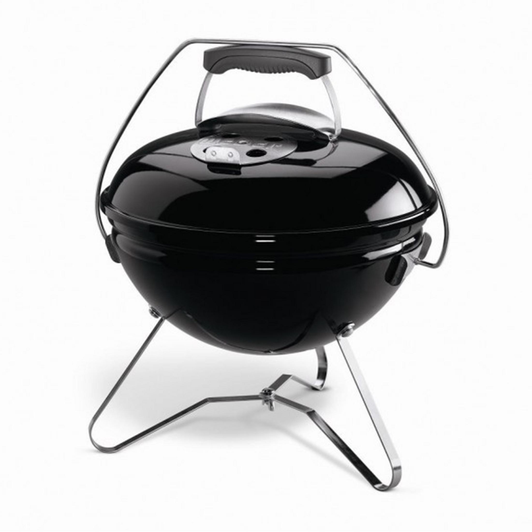 Błyszczący czarny grill przenośny na trzech metalowych nogach.
