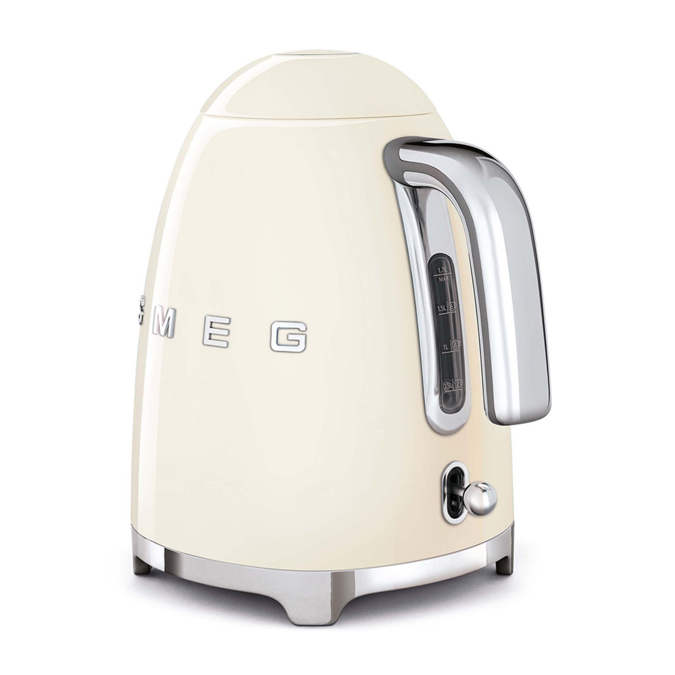 Eine cremefarbene Smeg-Teekanne mit Chromdetails steht auf weißem Hintergrund.