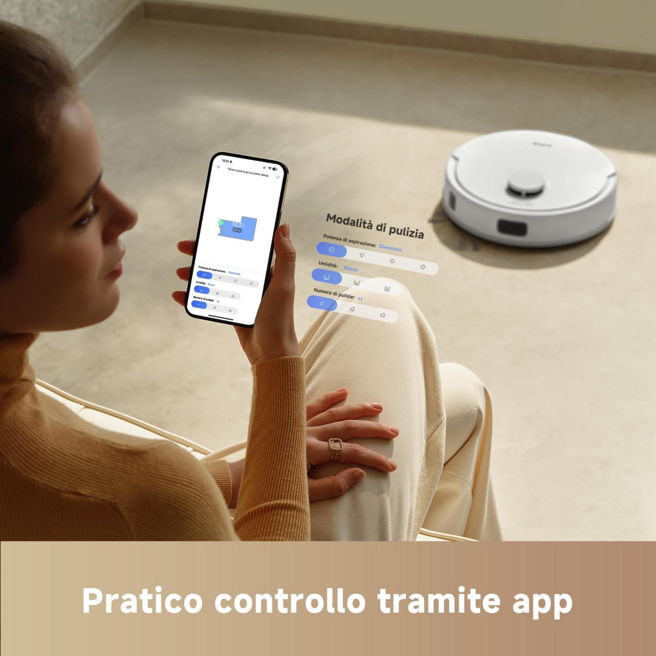 Kobieta steruje robotem sprzątającym za pomocą aplikacji na telefonie. Robot jest biały.