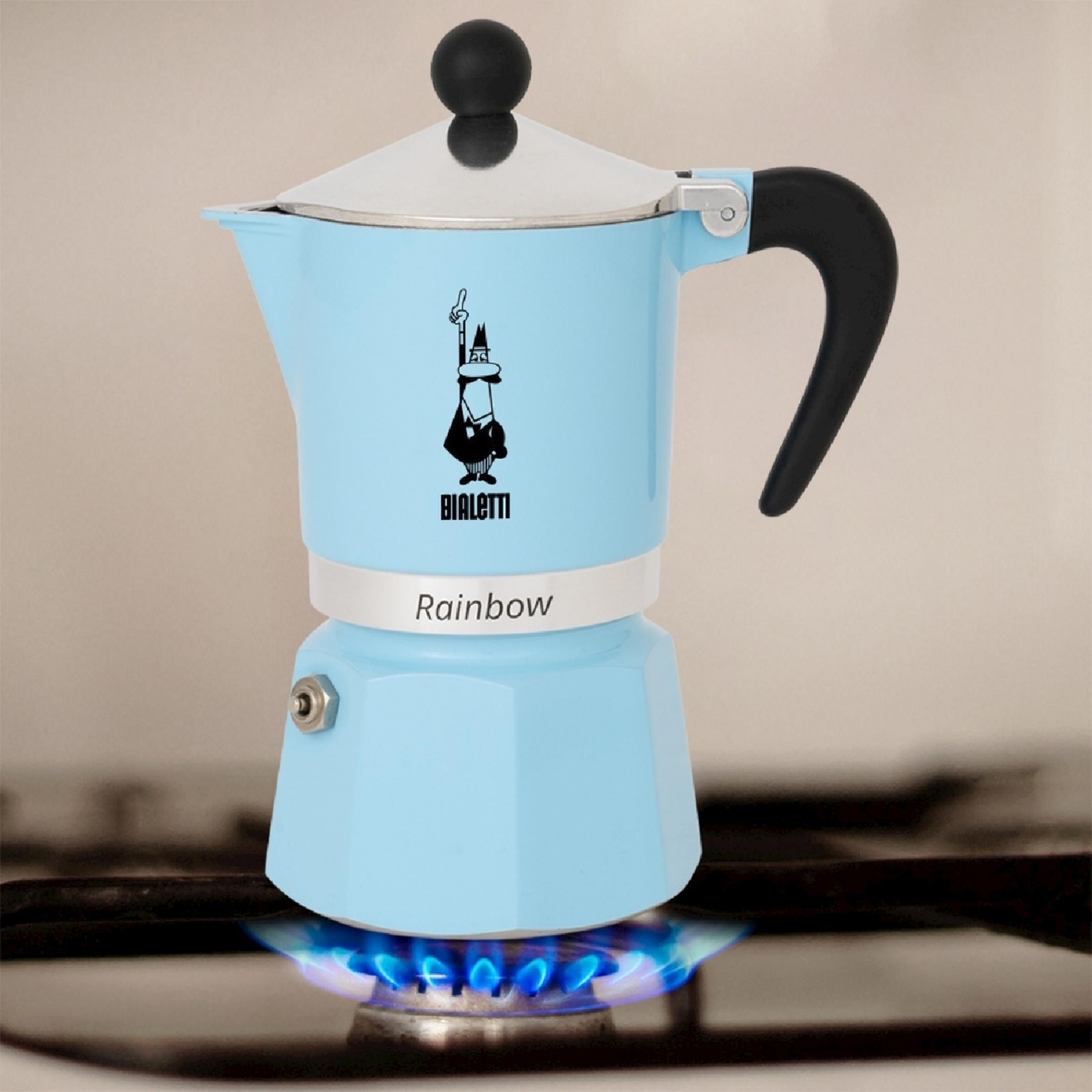Eine blaue Bialetti Espressokanne steht auf einem Gasherd mit blauer Flamme.