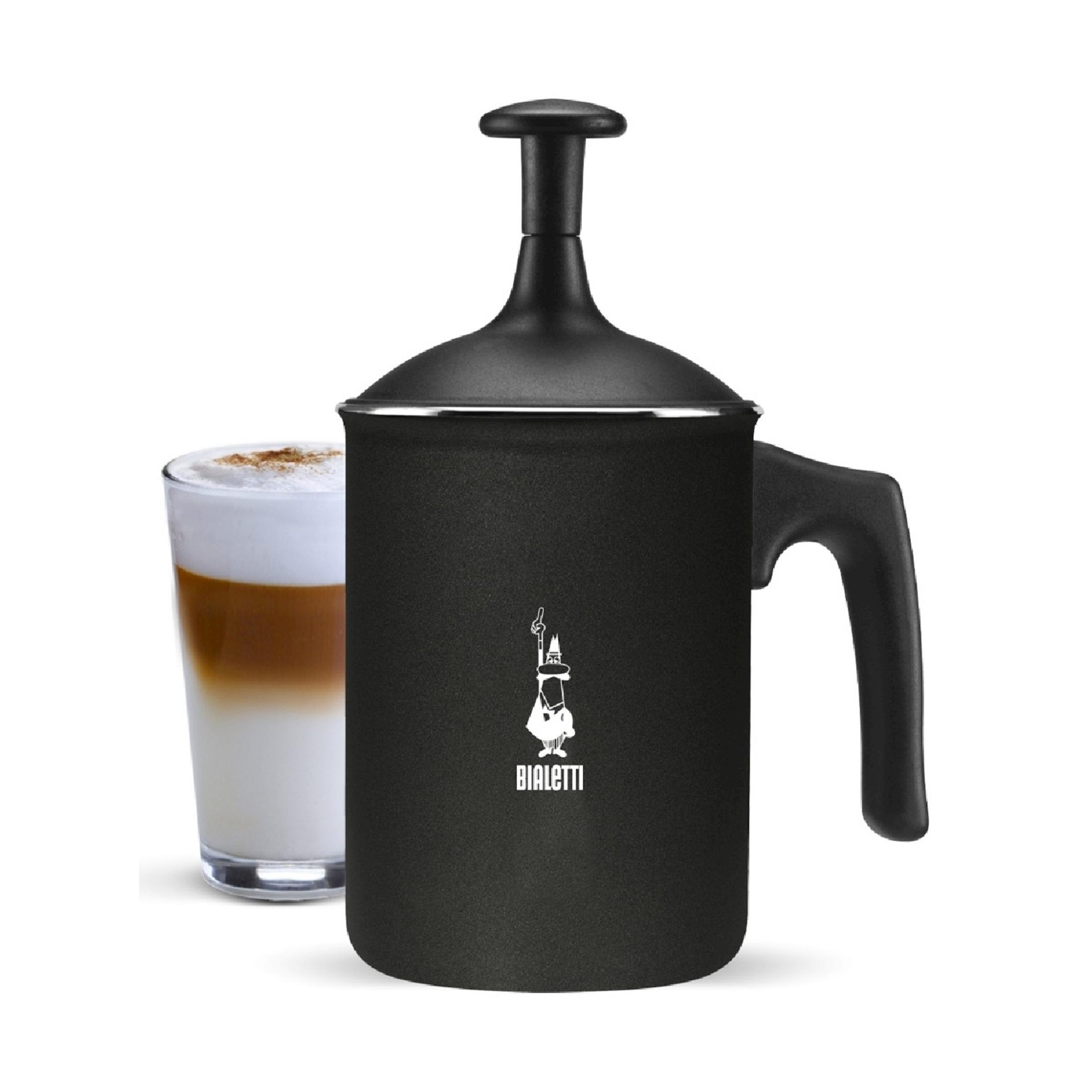 Czarny spieniacz do mleka z logo Bialetti obok szklanki latte macchiato.