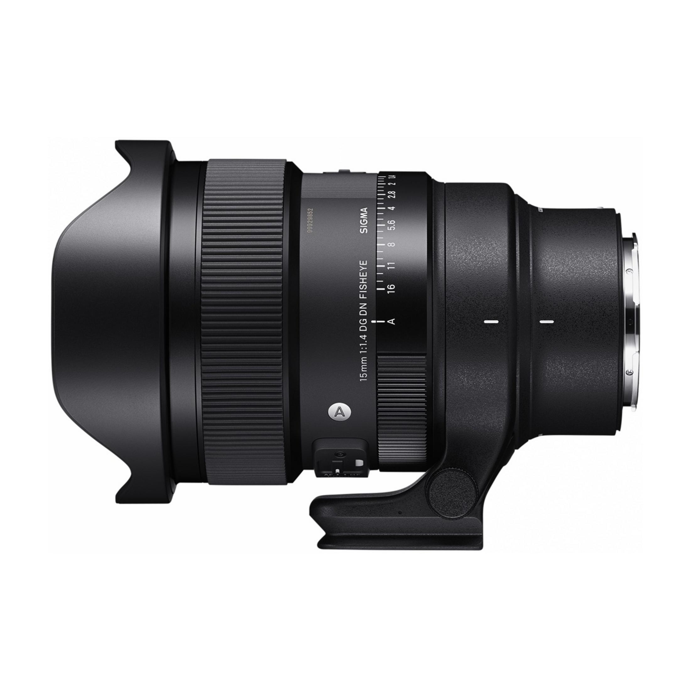 Un obiettivo fisheye SIGMA 15mm 1:1.4 nero con paraluce.