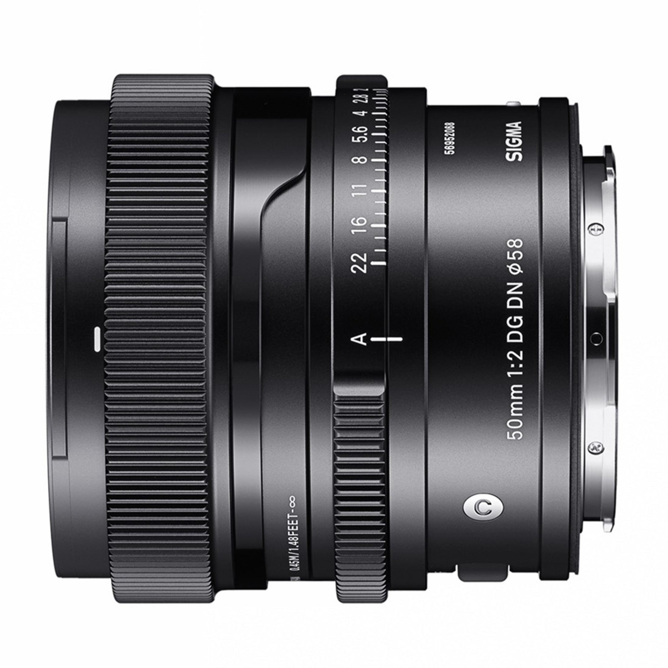 Un obiettivo Sigma 50mm 1:2 DG DN nero con ghiera dei diaframmi e indicatori di messa a fuoco.
