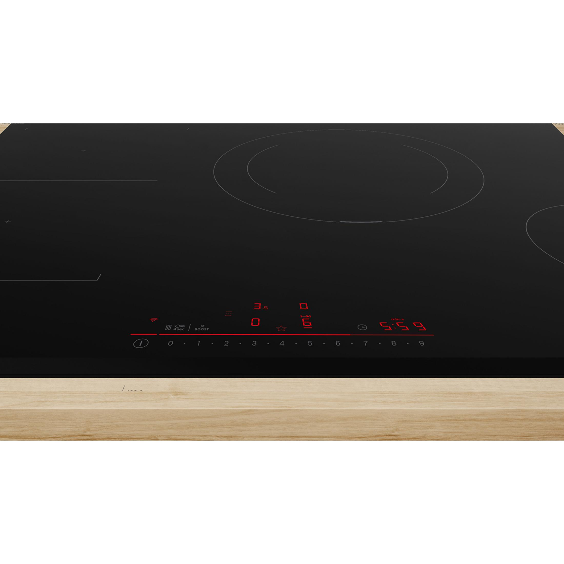 Czarna płyta indukcyjna z czerwonymi wyświetlaczami cyfrowymi i elementami sterującymi.